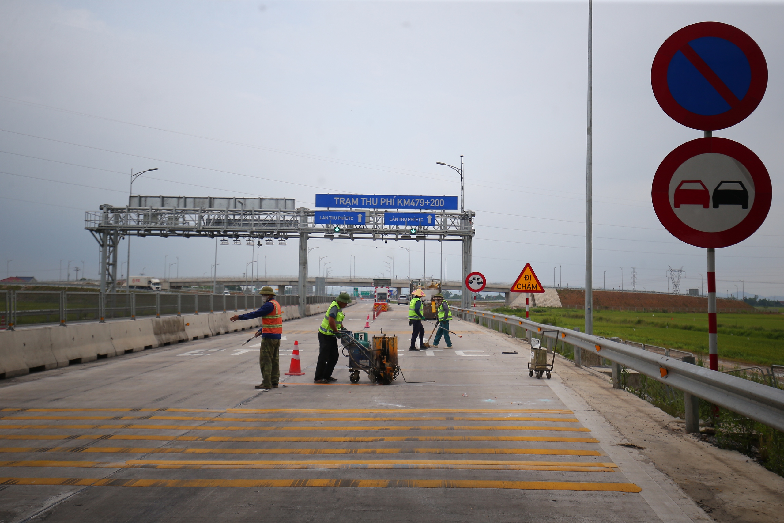 Hạn chế tốc độ 50km/h trước 2 đảo thu ph&iacute; tr&ecirc;n tuyến ch&iacute;nh cao tốc Diễn Ch&acirc;u - B&atilde;i Vọt- Ảnh 2.