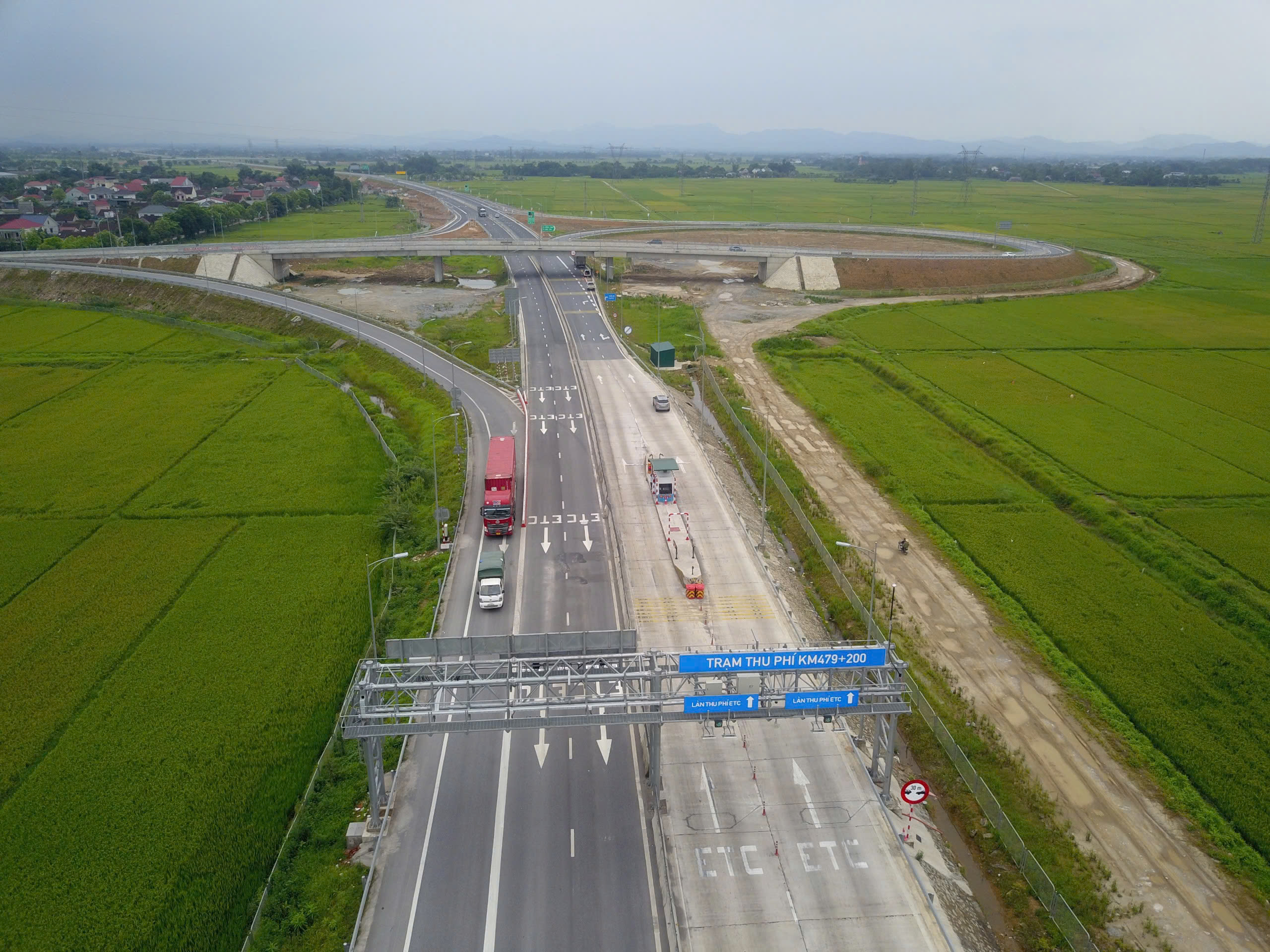 Hạn chế tốc độ 50km/h trước 2 đảo thu ph&iacute; tr&ecirc;n tuyến ch&iacute;nh cao tốc Diễn Ch&acirc;u - B&atilde;i Vọt- Ảnh 1.