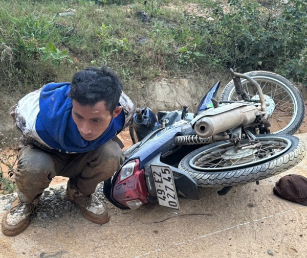 Bắt thanh ni&ecirc;n d&ugrave;ng &ldquo;bom xăng&rdquo; cướp ng&acirc;n h&agrave;ng- Ảnh 1.