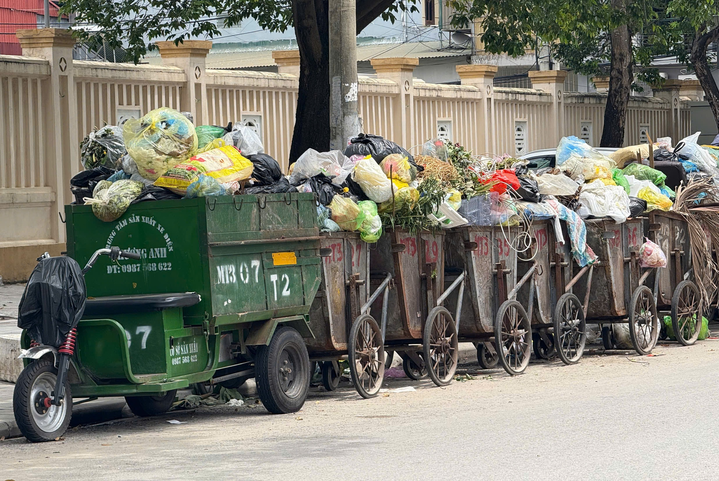 Người dân ngăn xe chở rác vào khu xử lý, rác thải ùn ứ ở thành phố Thanh Hóa- Ảnh 1. Người dân ngăn xe chở rác vào khu xử lý, rác thải ùn ứ ở thành phố Thanh Hóa- Ảnh 1.