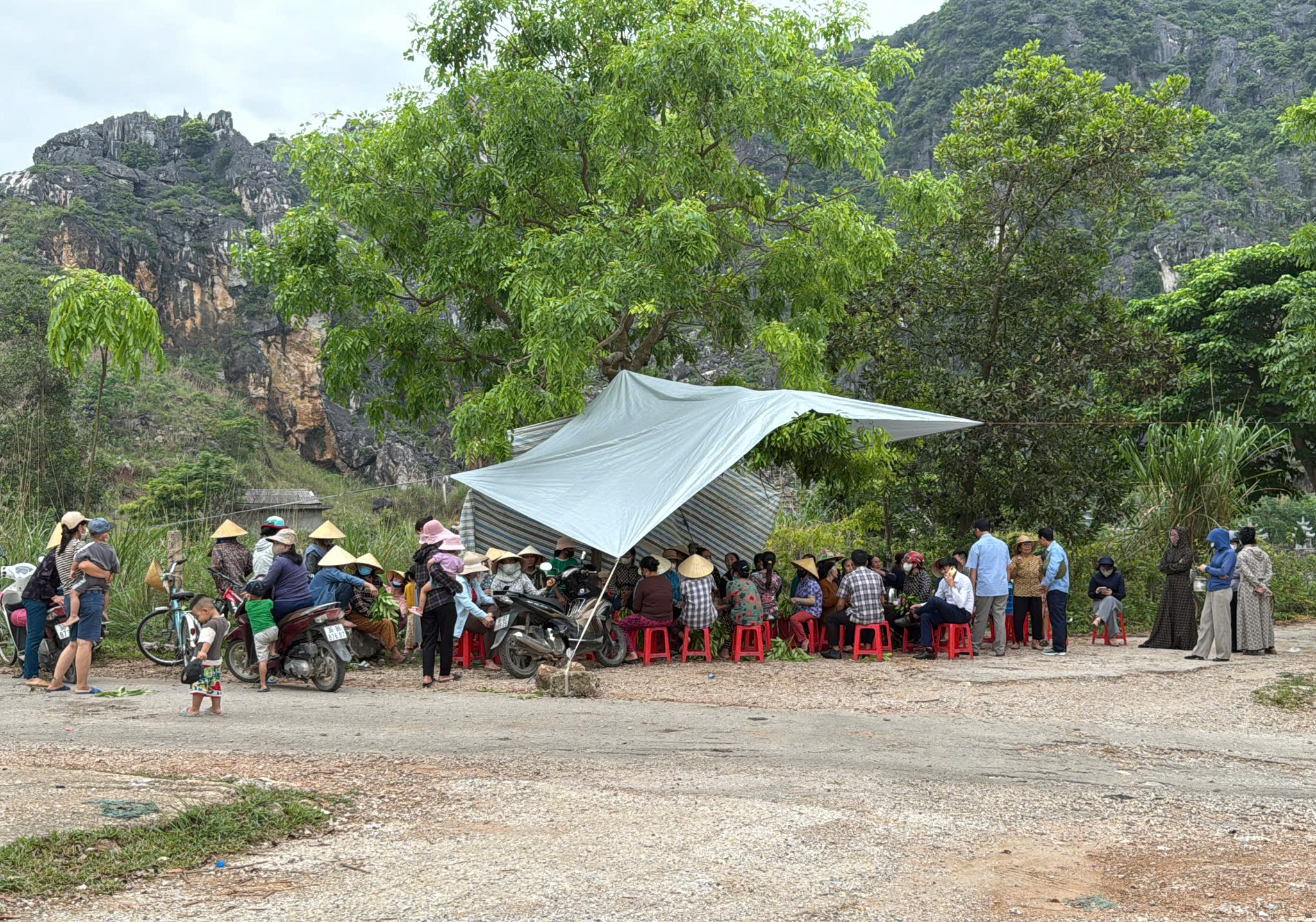 Người dân ngăn xe chở rác vào khu xử lý, rác thải ùn ứ ở thành phố Thanh Hóa- Ảnh 2. Người dân ngăn xe chở rác vào khu xử lý, rác thải ùn ứ ở thành phố Thanh Hóa- Ảnh 2.