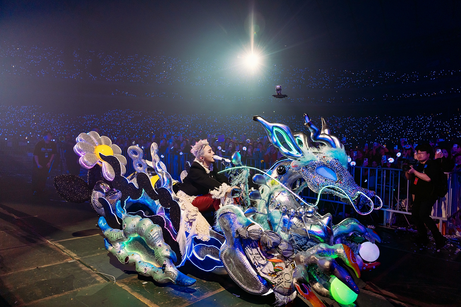 Giải mã sức hút của "ông hoàng Kpop" G-Dragon- Ảnh 4. Giải mã sức hút của "ông hoàng Kpop" G-Dragon- Ảnh 4.