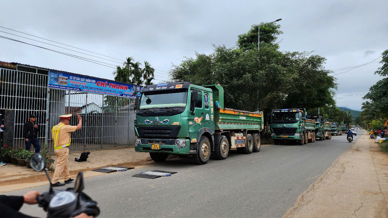 Tài xế chở quá tải hơn 180%, chủ xe bị phạt 140 triệu đồng- Ảnh 1. Tài xế chở quá tải hơn 180%, chủ xe bị phạt 140 triệu đồng- Ảnh 1.