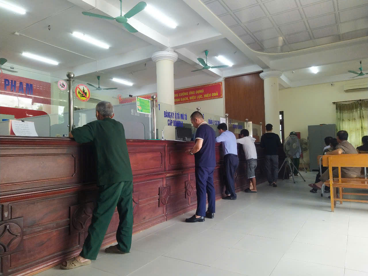 Hà Tĩnh triển khai thêm 11 điểm cấp đổi GPLX: Chỉ 15 phút xong một hồ sơ- Ảnh 2. Hà Tĩnh triển khai thêm 11 điểm cấp đổi GPLX: Chỉ 15 phút xong một hồ sơ- Ảnh 2.