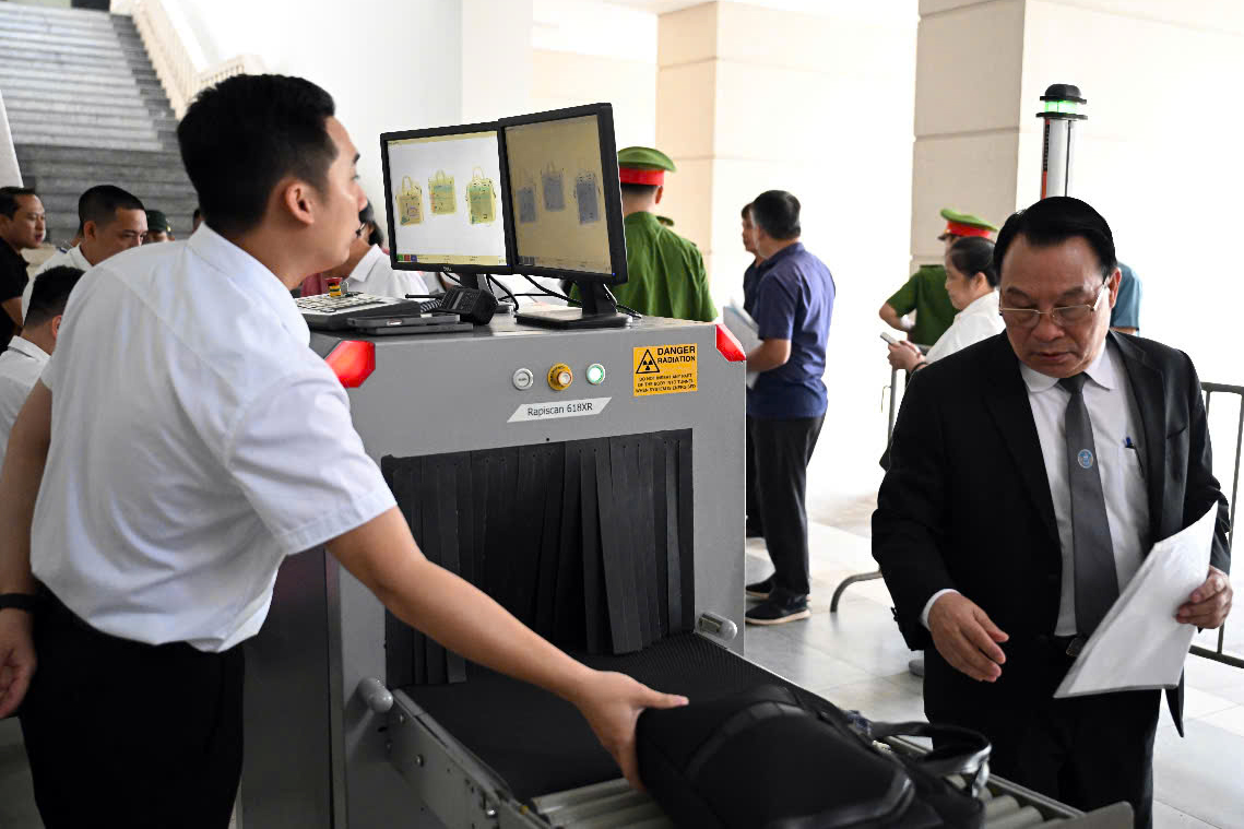 Cựu Thứ trưởng Nguyễn Linh Ngọc hầu t&ograve;a vụ đất hiếm ở Y&ecirc;n B&aacute;i- Ảnh 5.