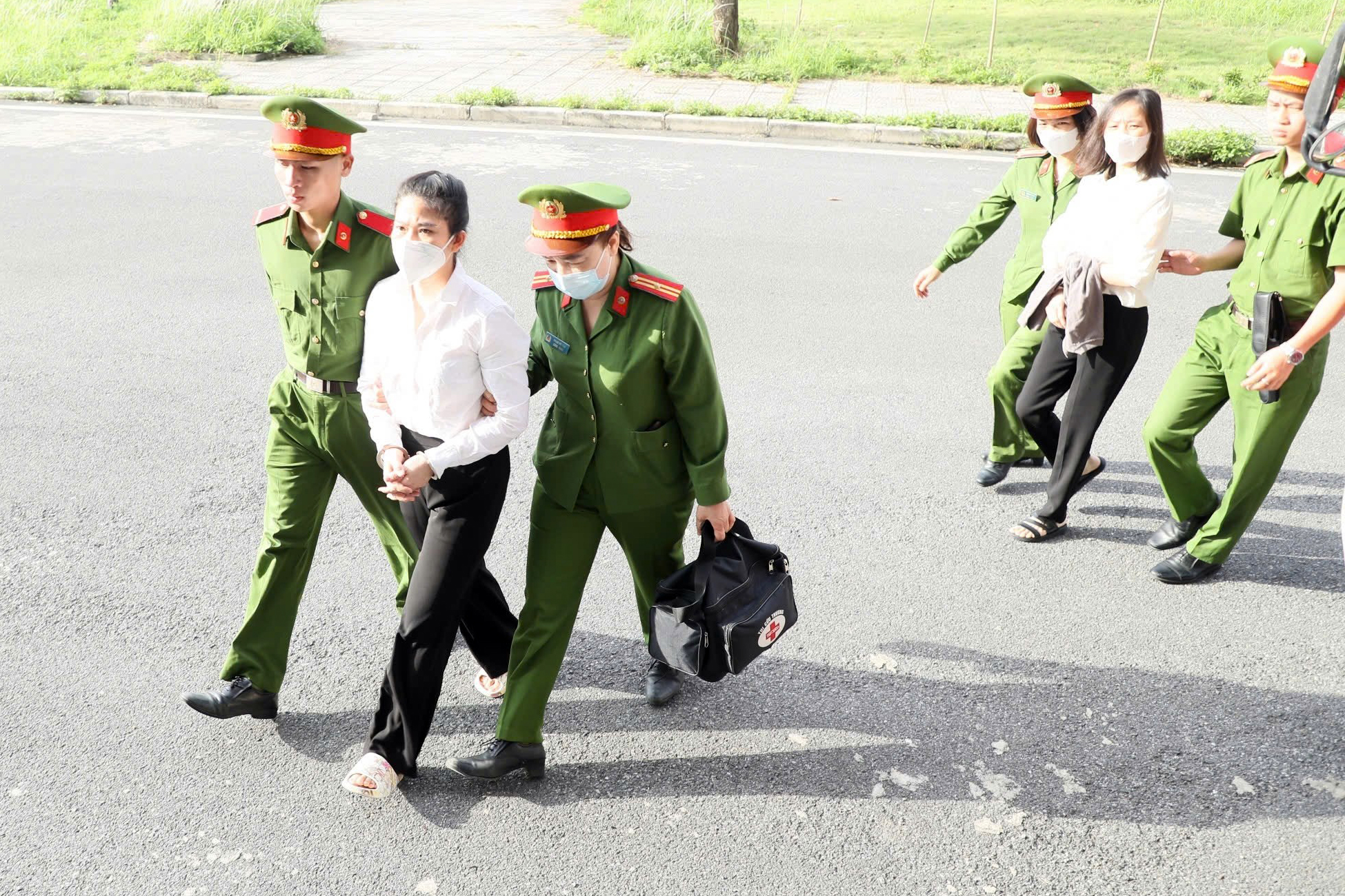 Cựu Thứ trưởng Nguyễn Linh Ngọc hầu t&ograve;a vụ đất hiếm ở Y&ecirc;n B&aacute;i- Ảnh 1.