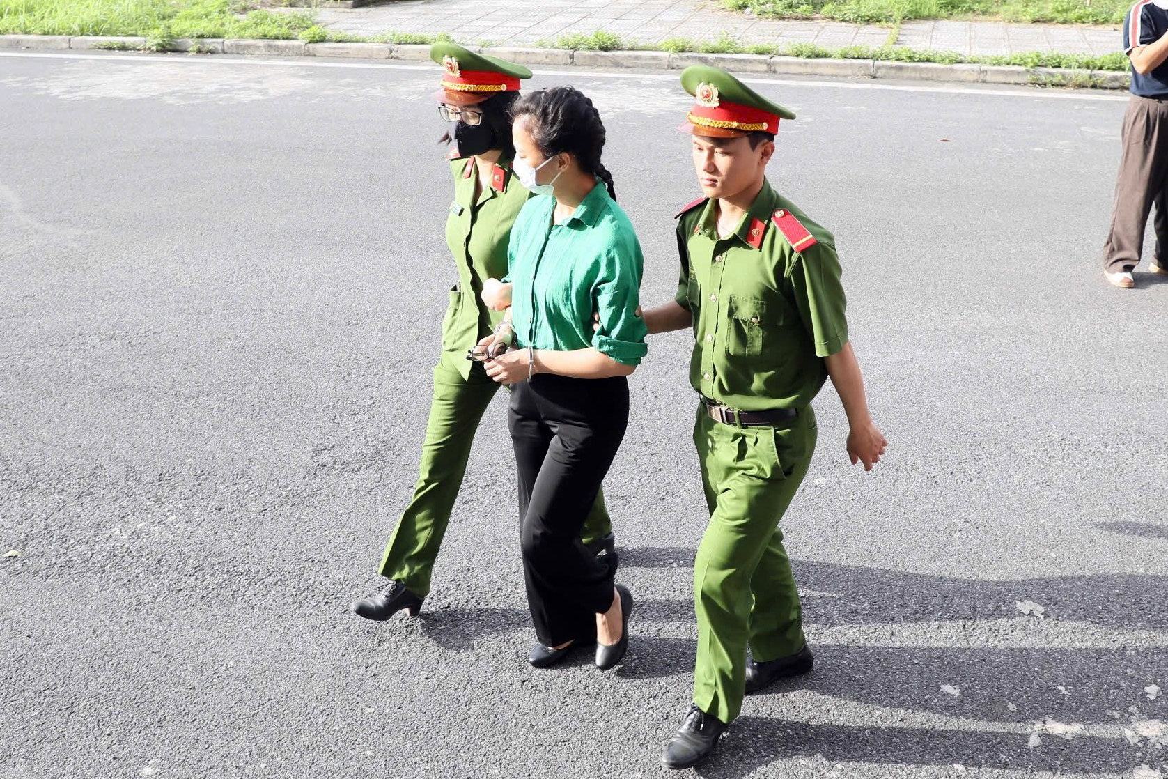 Cựu Thứ trưởng Nguyễn Linh Ngọc hầu t&ograve;a vụ đất hiếm ở Y&ecirc;n B&aacute;i- Ảnh 8.