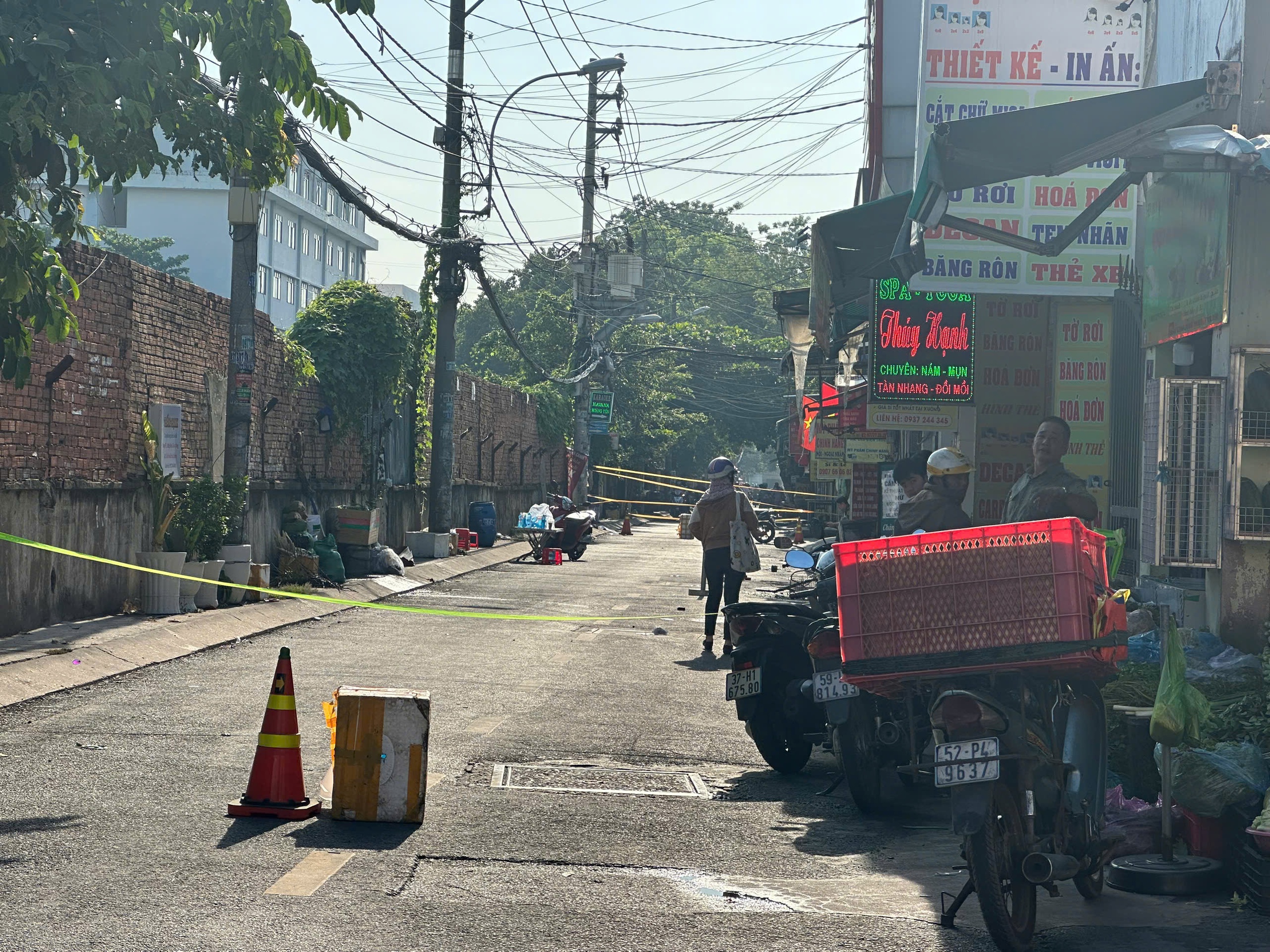 Ch&aacute;y cửa h&agrave;ng điện lạnh ở TP.HCM, một người tử vong- Ảnh 2.