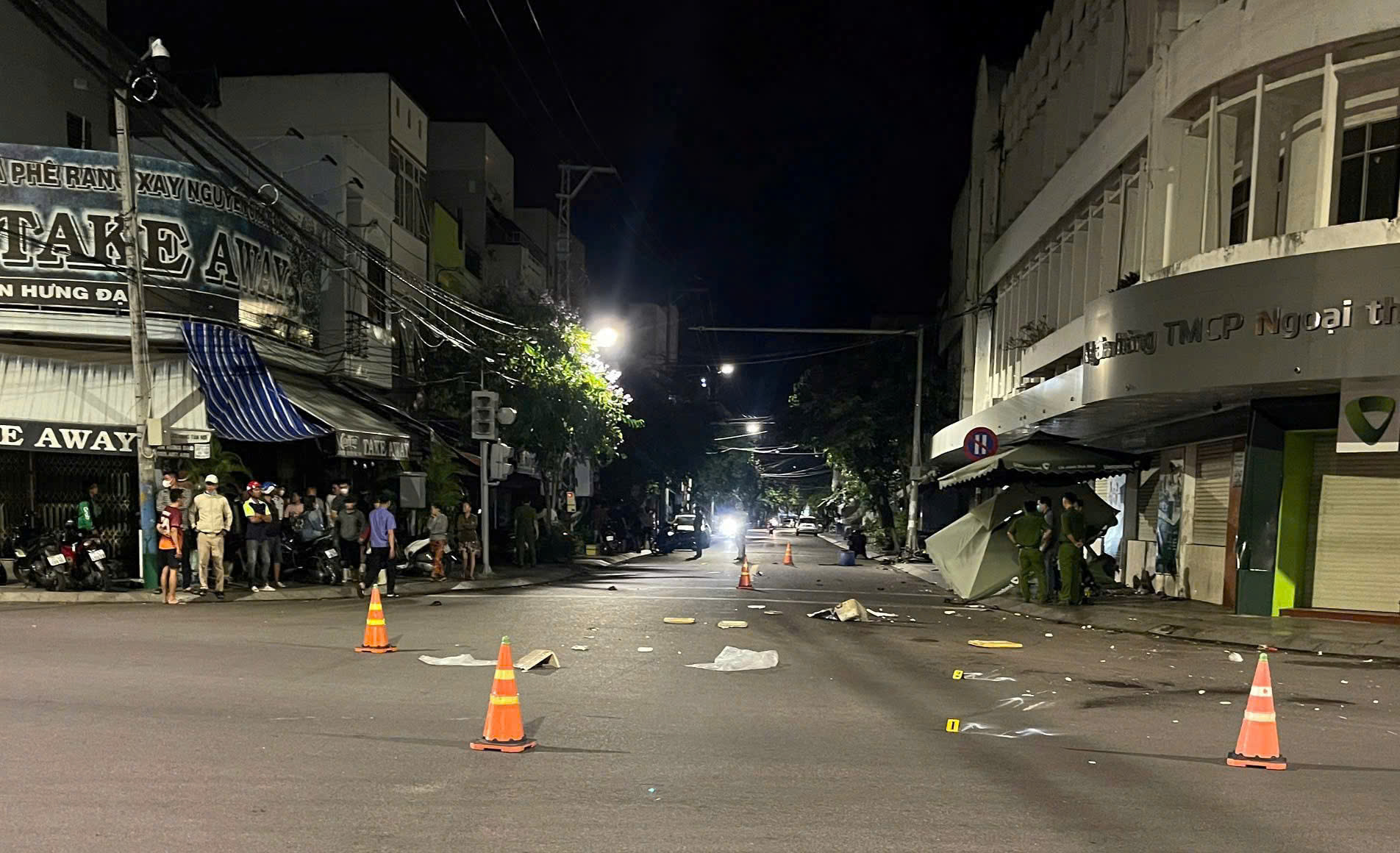 Bình Định: Xe máy tông nhau lúc rạng sáng, hai người tử vong, một người bị thương- Ảnh 1. Bình Định: Xe máy tông nhau lúc rạng sáng, hai người tử vong, một người bị thương- Ảnh 1.