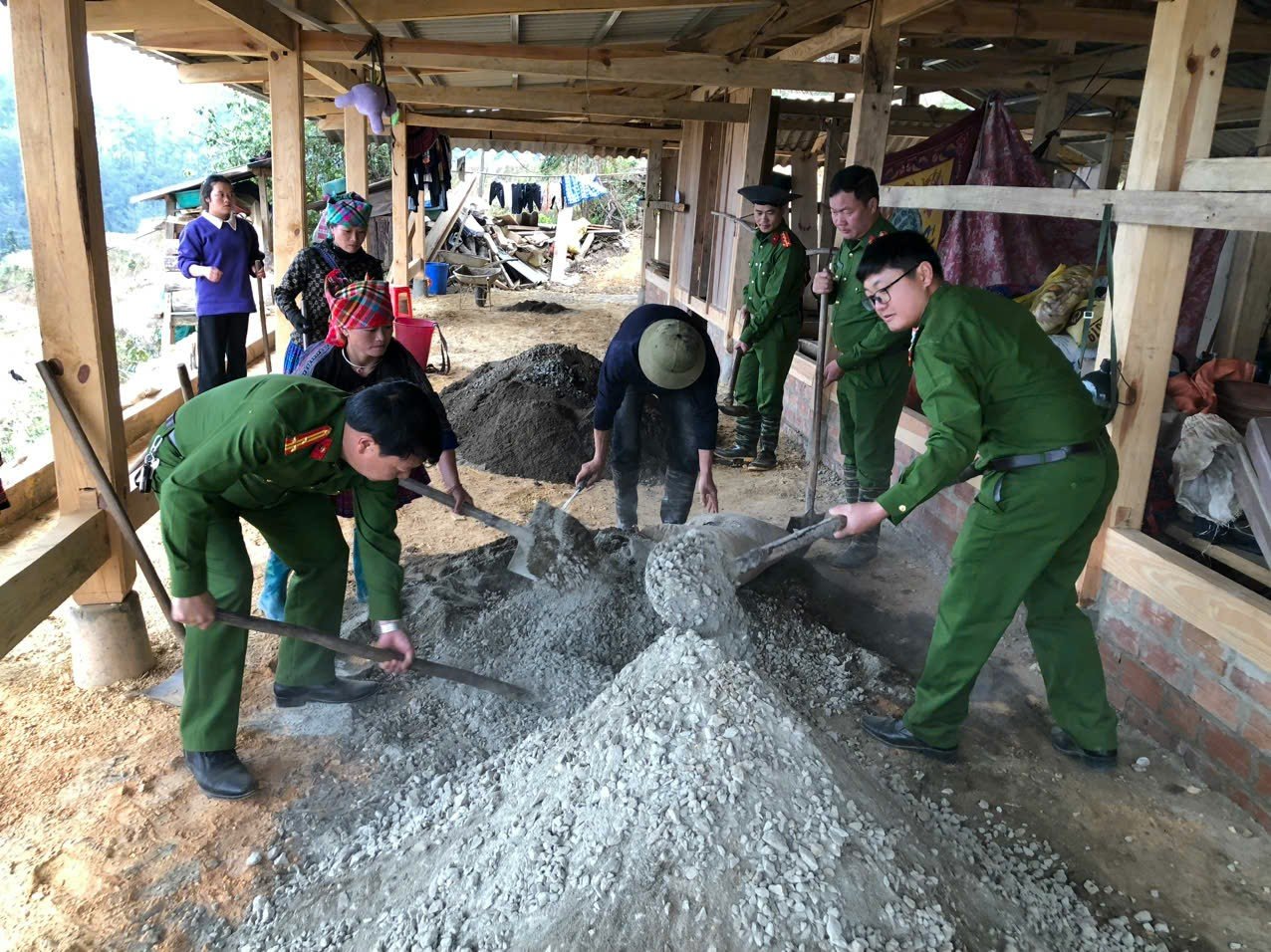 Chuyện "c&otilde;ng nh&agrave;" l&ecirc;n n&uacute;i ở Y&ecirc;n B&aacute;i- Ảnh 2.