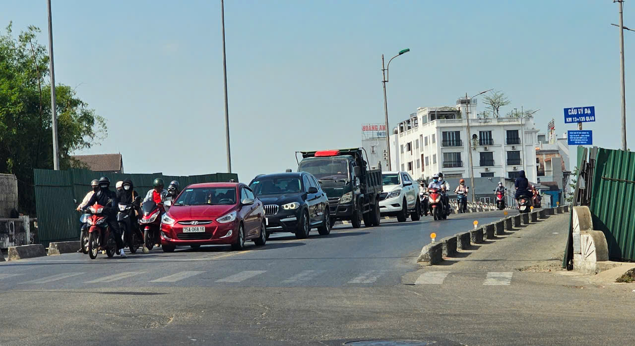 Huế: Gỡ vướng mặt bằng, đẩy nhanh tiến độ ho&agrave;n thiện cầu Vỹ Dạ- Ảnh 1.