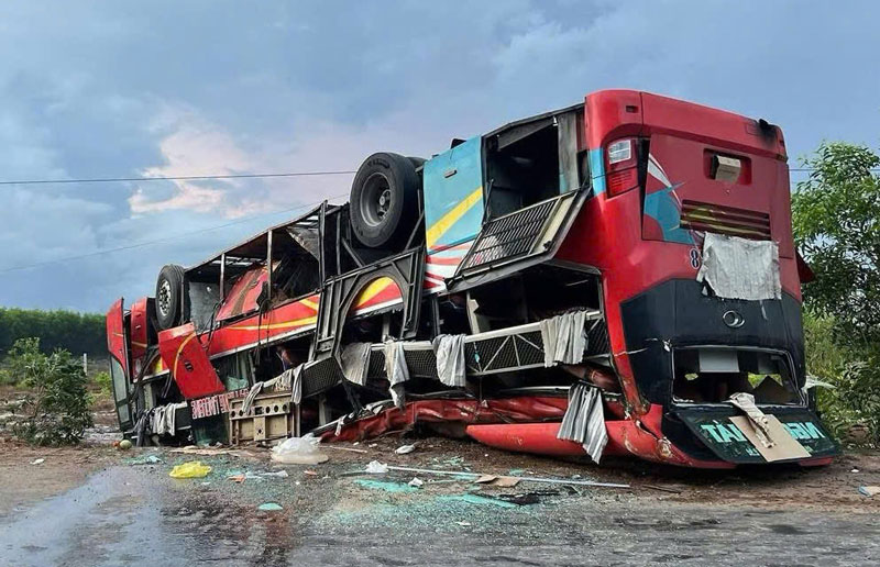 Xe khách giường nằm lật úp, may mắn nhiều hành khách thoát nạn. Xe khách giường nằm lật úp, may mắn nhiều hành khách thoát nạn.