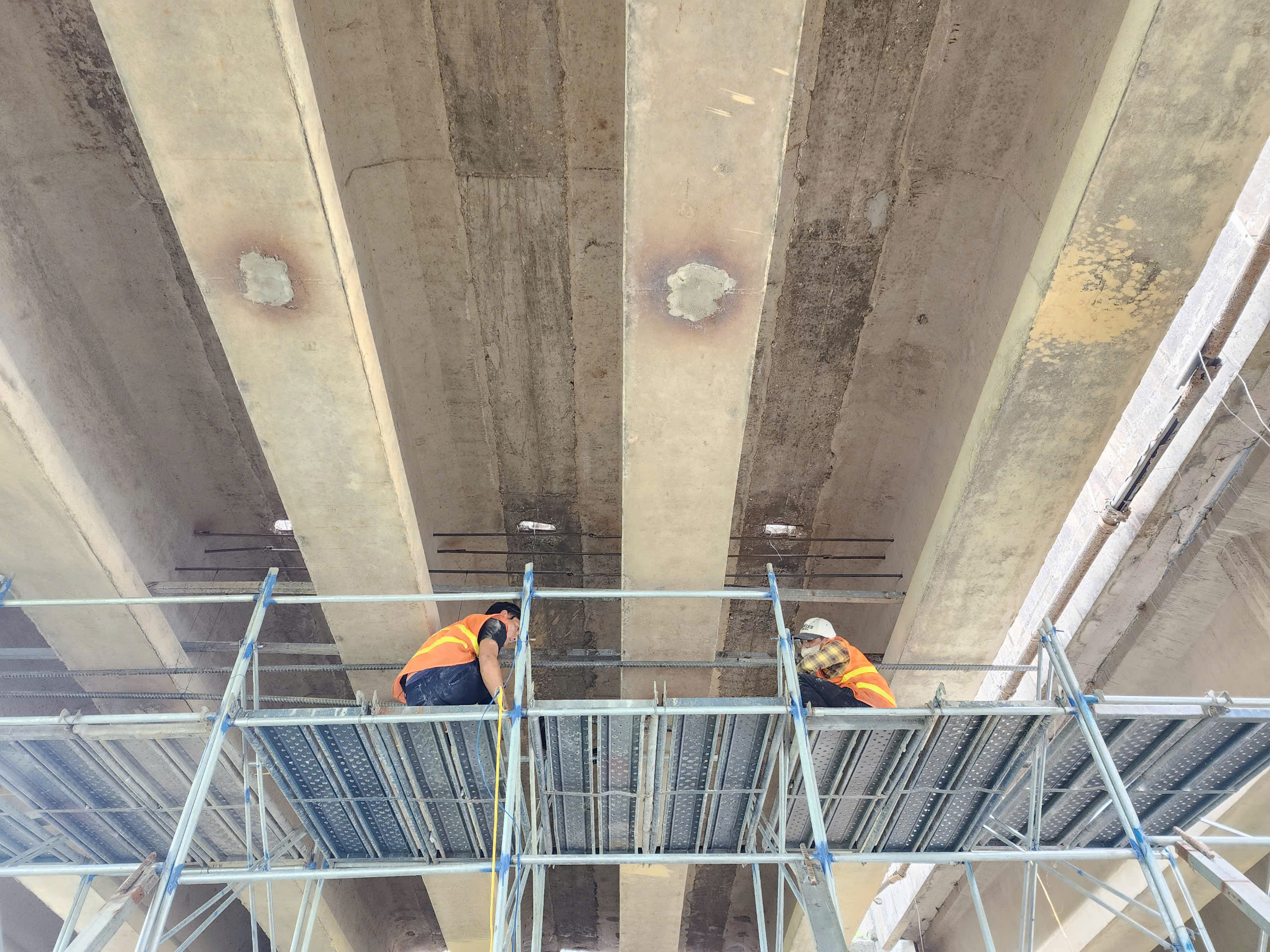 Nhiều mũi thi c&ocirc;ng sửa chữa cầu R&aacute;c, đảm bảo an to&agrave;n quốc lộ 1A qua H&agrave; Tĩnh- Ảnh 2.