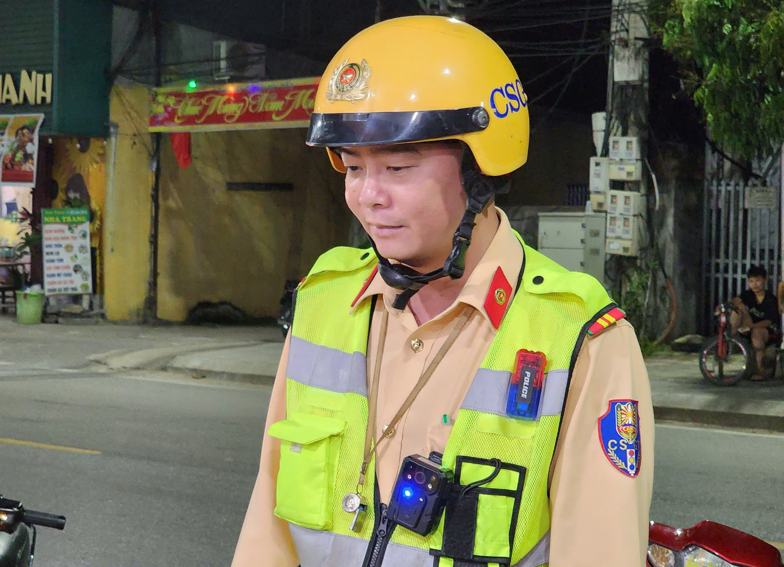 CSGT H&ograve;a B&igrave;nh đến từng nh&agrave; h&agrave;ng tuy&ecirc;n truyền "đ&atilde; uống rượu bia l&agrave; kh&ocirc;ng l&aacute;i xe"- Ảnh 2.