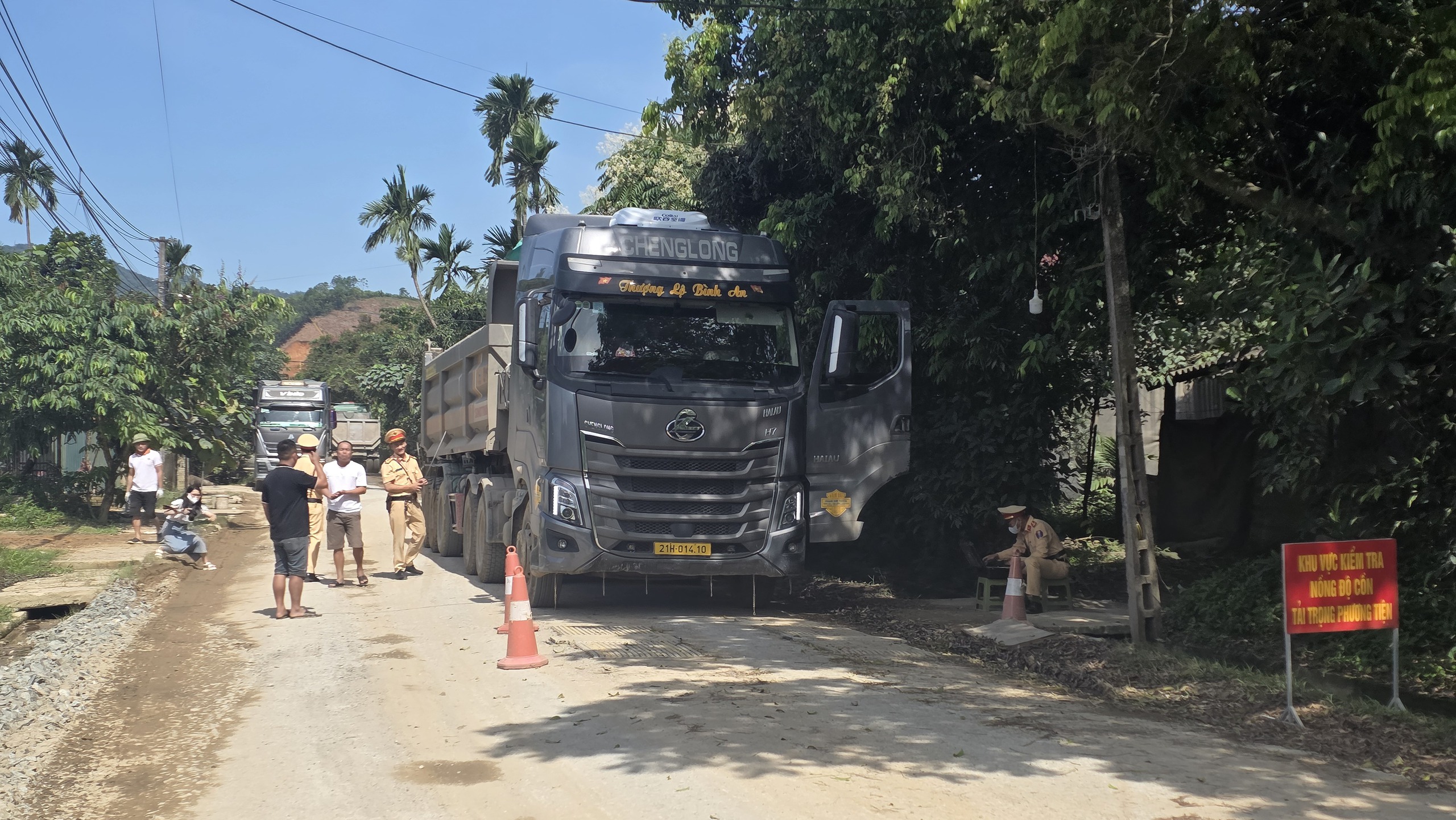 Dự án hơn 300 tỷ đồng ở Yên Bái: CSGT cân tải 24/24h để đảm bảo tiến độ- Ảnh 2. Dự án hơn 300 tỷ đồng ở Yên Bái: CSGT cân tải 24/24h để đảm bảo tiến độ- Ảnh 2.