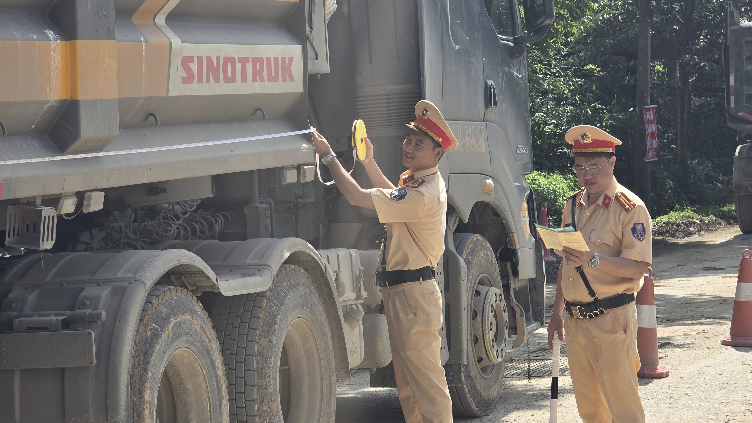 Dự án hơn 300 tỷ đồng ở Yên Bái: CSGT cân tải 24/24h để đảm bảo tiến độ- Ảnh 3. Dự án hơn 300 tỷ đồng ở Yên Bái: CSGT cân tải 24/24h để đảm bảo tiến độ- Ảnh 3.