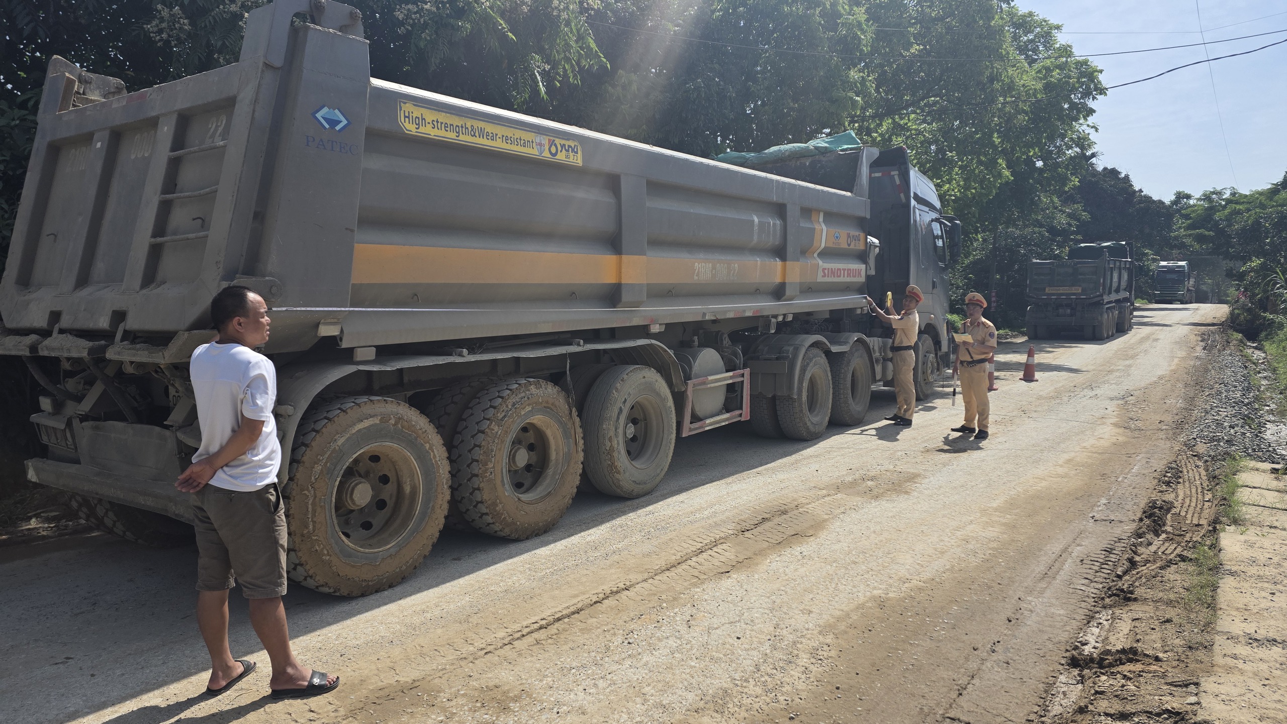 Dự án hơn 300 tỷ đồng ở Yên Bái: CSGT cân tải 24/24h để đảm bảo tiến độ- Ảnh 4. Dự án hơn 300 tỷ đồng ở Yên Bái: CSGT cân tải 24/24h để đảm bảo tiến độ- Ảnh 4.