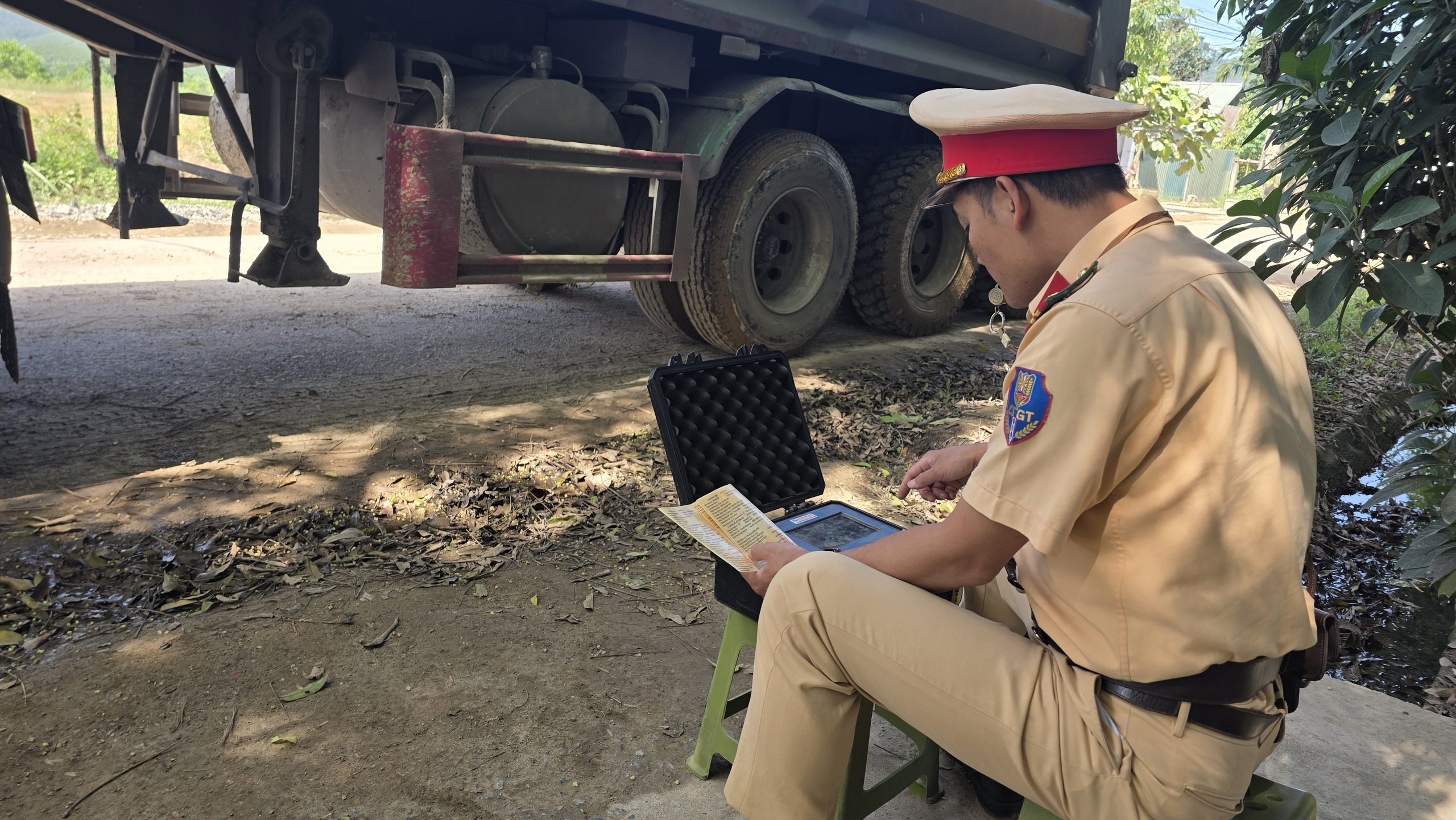 Dự án hơn 300 tỷ đồng ở Yên Bái: CSGT cân tải 24/24h để đảm bảo tiến độ- Ảnh 6. Dự án hơn 300 tỷ đồng ở Yên Bái: CSGT cân tải 24/24h để đảm bảo tiến độ- Ảnh 6.