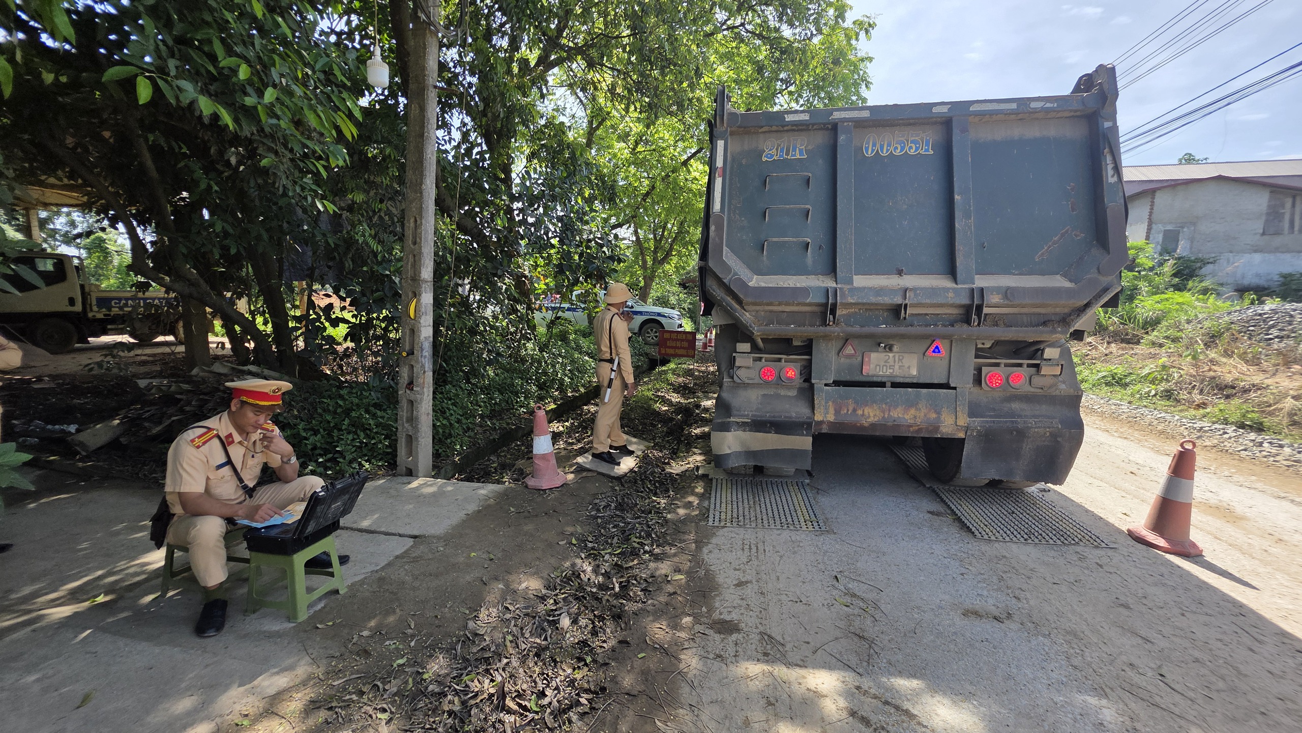 Dự án hơn 300 tỷ đồng ở Yên Bái: CSGT cân tải 24/24h để đảm bảo tiến độ- Ảnh 7. Dự án hơn 300 tỷ đồng ở Yên Bái: CSGT cân tải 24/24h để đảm bảo tiến độ- Ảnh 7.