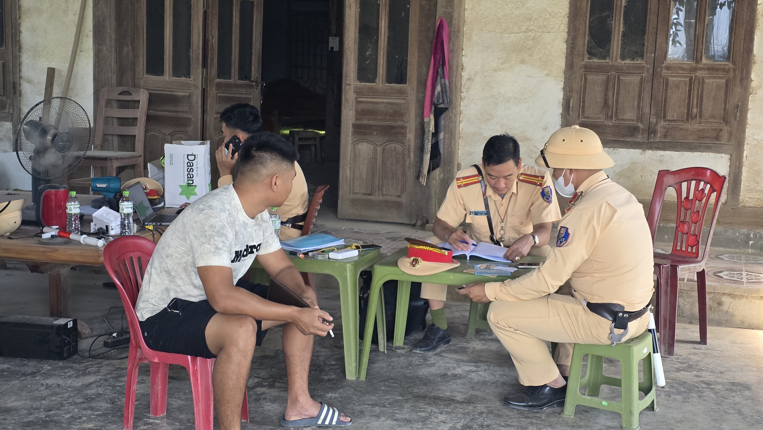 Dự án hơn 300 tỷ đồng ở Yên Bái: CSGT cân tải 24/24h để đảm bảo tiến độ- Ảnh 8. Dự án hơn 300 tỷ đồng ở Yên Bái: CSGT cân tải 24/24h để đảm bảo tiến độ- Ảnh 8.