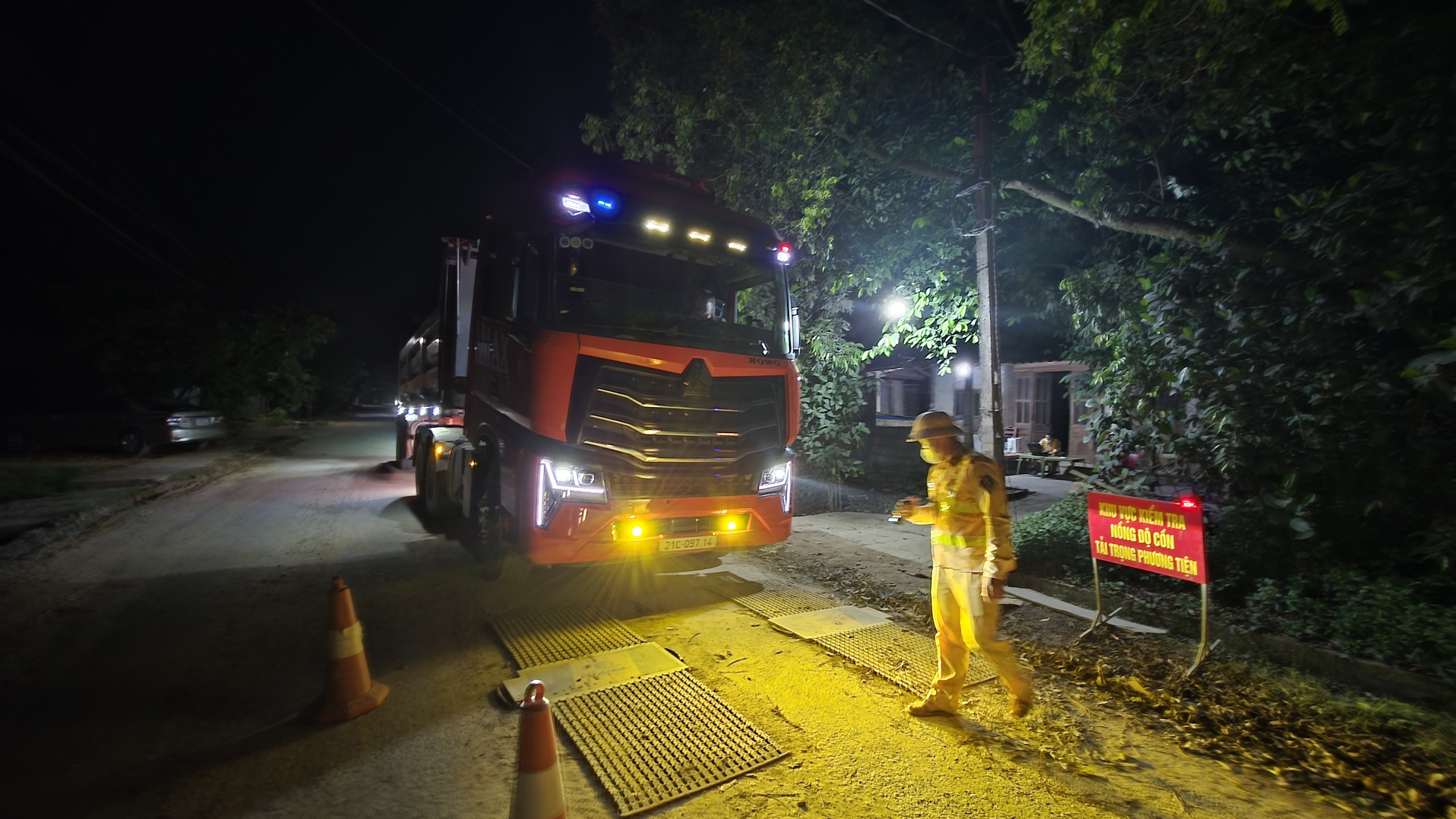 Dự án hơn 300 tỷ đồng ở Yên Bái: CSGT cân tải 24/24h để đảm bảo tiến độ- Ảnh 9. Dự án hơn 300 tỷ đồng ở Yên Bái: CSGT cân tải 24/24h để đảm bảo tiến độ- Ảnh 9.