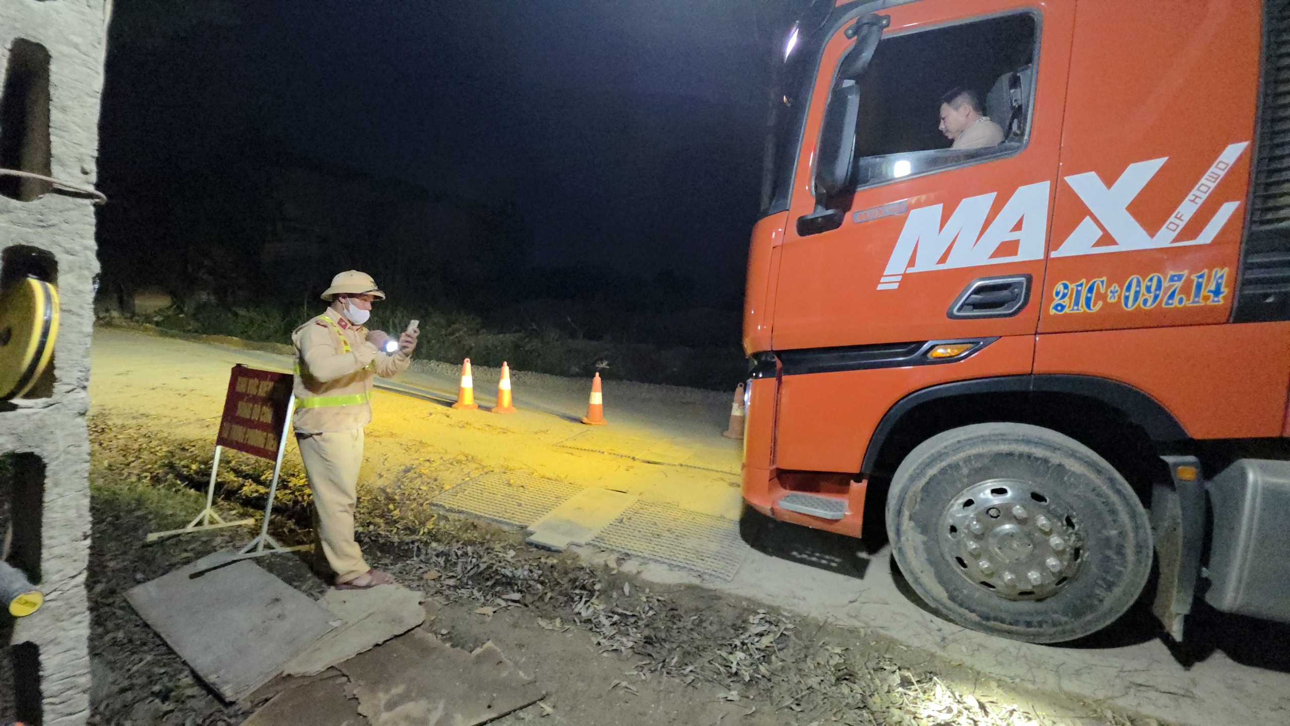 Dự án hơn 300 tỷ đồng ở Yên Bái: CSGT cân tải 24/24h để đảm bảo tiến độ- Ảnh 10. Dự án hơn 300 tỷ đồng ở Yên Bái: CSGT cân tải 24/24h để đảm bảo tiến độ- Ảnh 10.