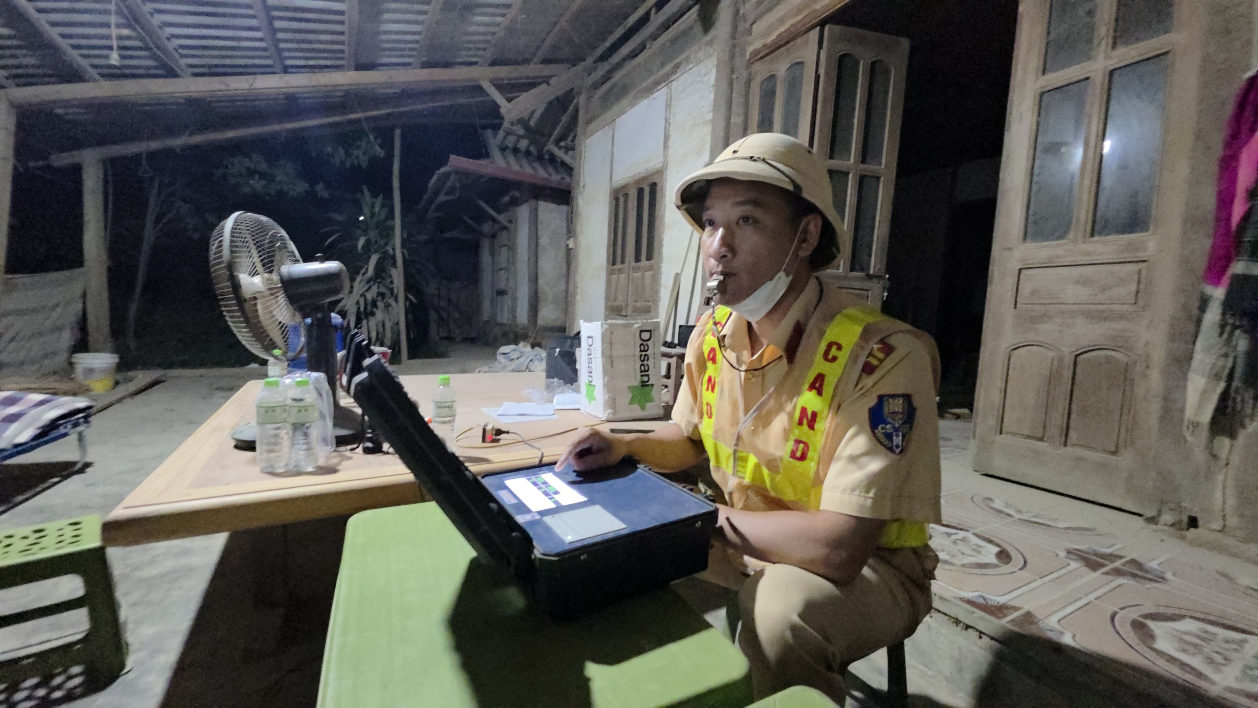 Dự án hơn 300 tỷ đồng ở Yên Bái: CSGT cân tải 24/24h để đảm bảo tiến độ- Ảnh 11. Dự án hơn 300 tỷ đồng ở Yên Bái: CSGT cân tải 24/24h để đảm bảo tiến độ- Ảnh 11.