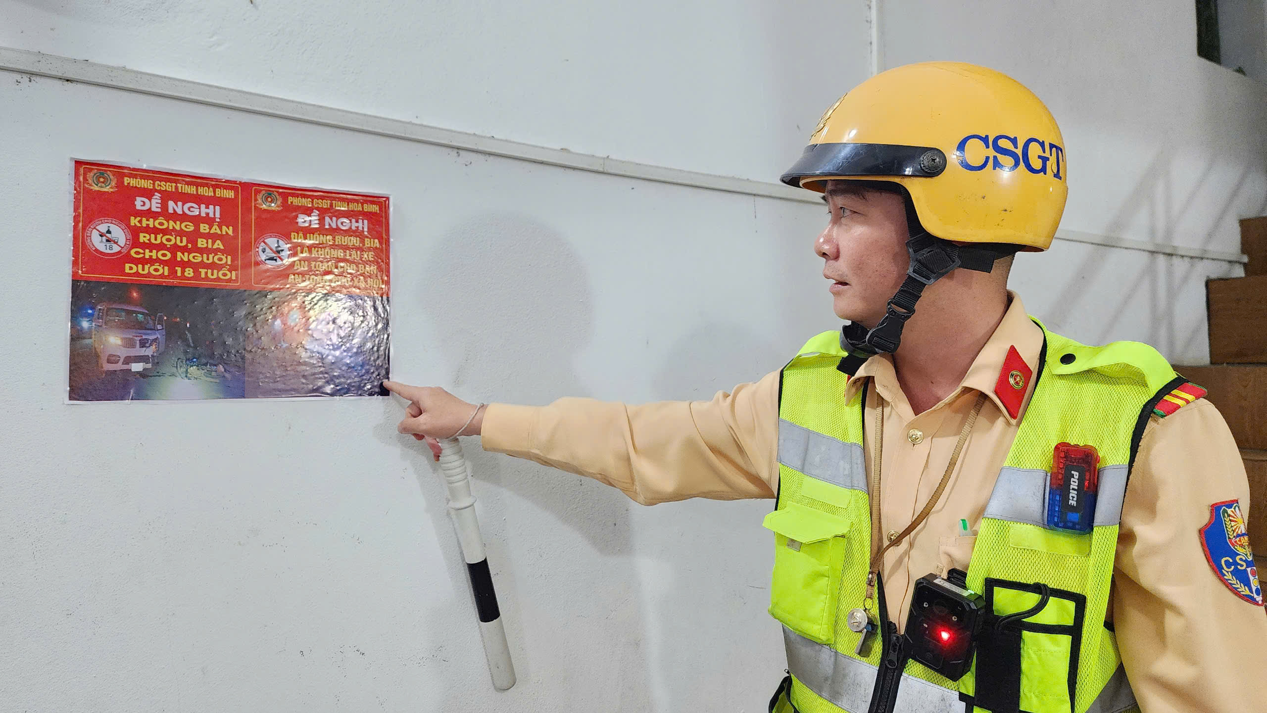 CSGT H&ograve;a B&igrave;nh đến từng nh&agrave; h&agrave;ng tuy&ecirc;n truyền "đ&atilde; uống rượu bia l&agrave; kh&ocirc;ng l&aacute;i xe"- Ảnh 4.