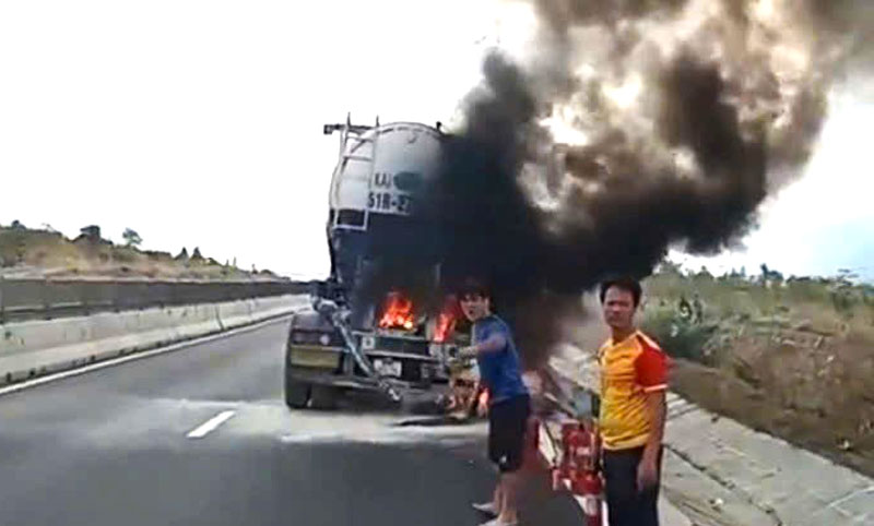 Xe đầu kéo cháy trên cao tốc Vĩnh Hảo - Phan Thiết. Xe đầu kéo cháy trên cao tốc Vĩnh Hảo - Phan Thiết.