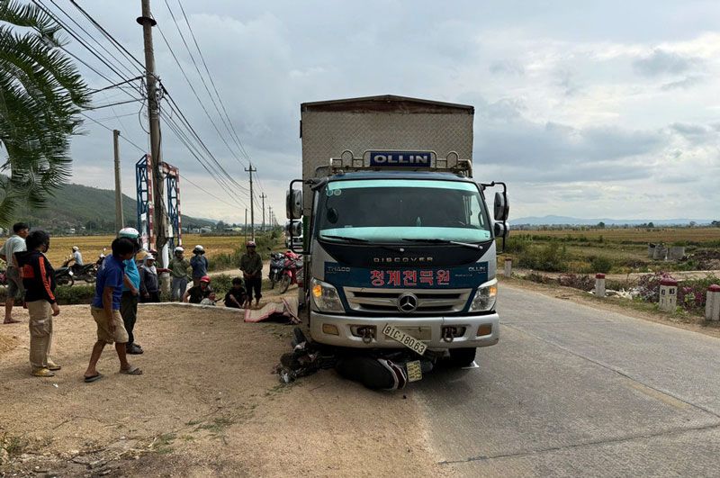 Hiện trường vụ tai nạn khiến anh T. tử vong - Ảnh: Văn Tuân. Hiện trường vụ tai nạn khiến anh T. tử vong - Ảnh: Văn Tuân.