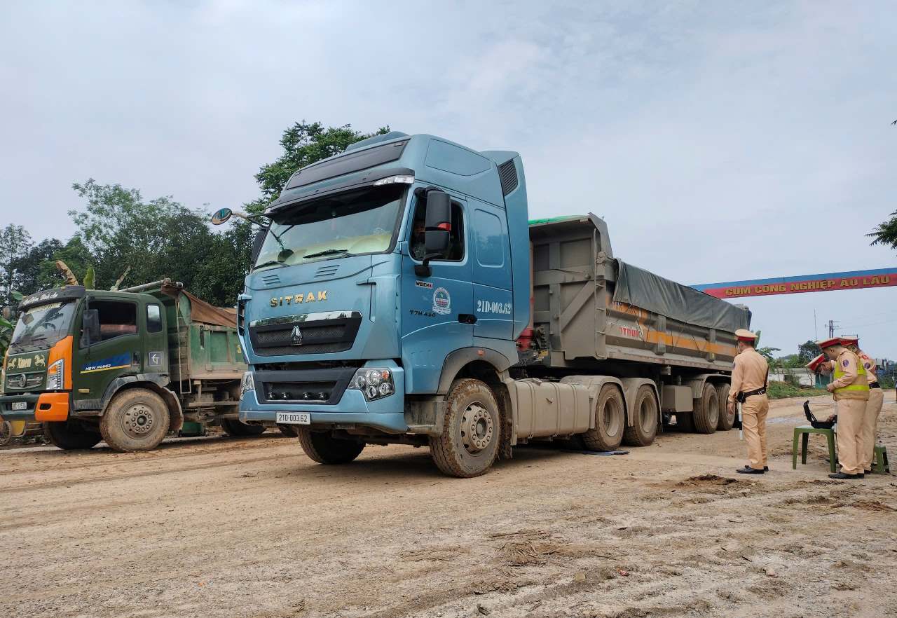 Dự án hơn 300 tỷ đồng ở Yên Bái: CSGT cân tải 24/24h để đảm bảo tiến độ- Ảnh 1. Dự án hơn 300 tỷ đồng ở Yên Bái: CSGT cân tải 24/24h để đảm bảo tiến độ- Ảnh 1.