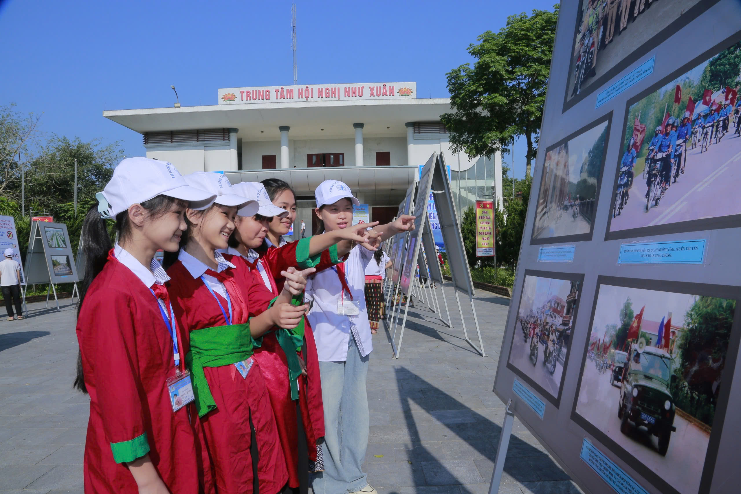 Triển l&atilde;m h&igrave;nh ảnh trực quan, kết nối cộng đồng v&igrave; an to&agrave;n giao th&ocirc;ng- Ảnh 1.
