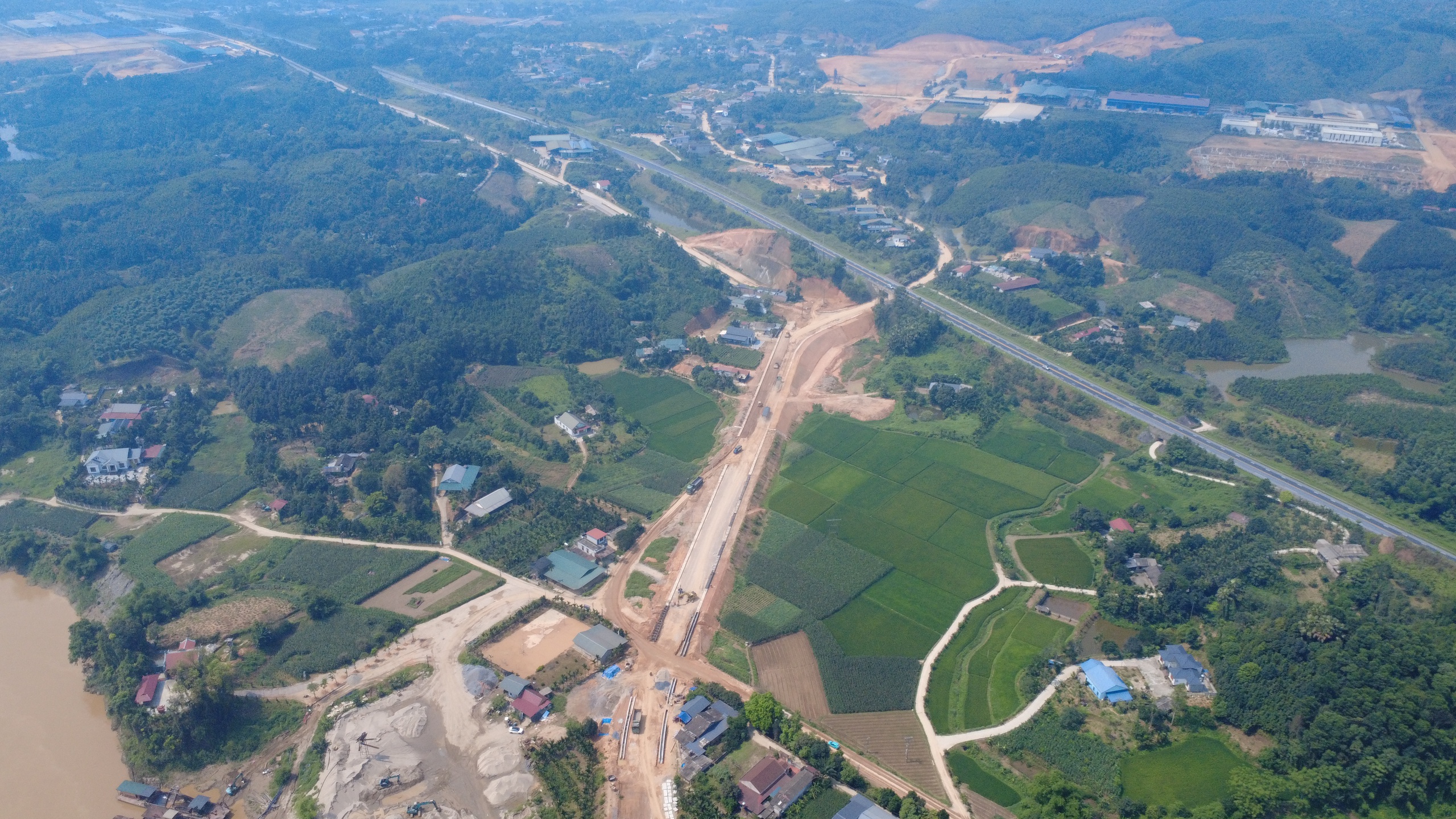 Dự án hơn 300 tỷ đồng ở Yên Bái: CSGT cân tải 24/24h để đảm bảo tiến độ- Ảnh 14. Dự án hơn 300 tỷ đồng ở Yên Bái: CSGT cân tải 24/24h để đảm bảo tiến độ- Ảnh 14.