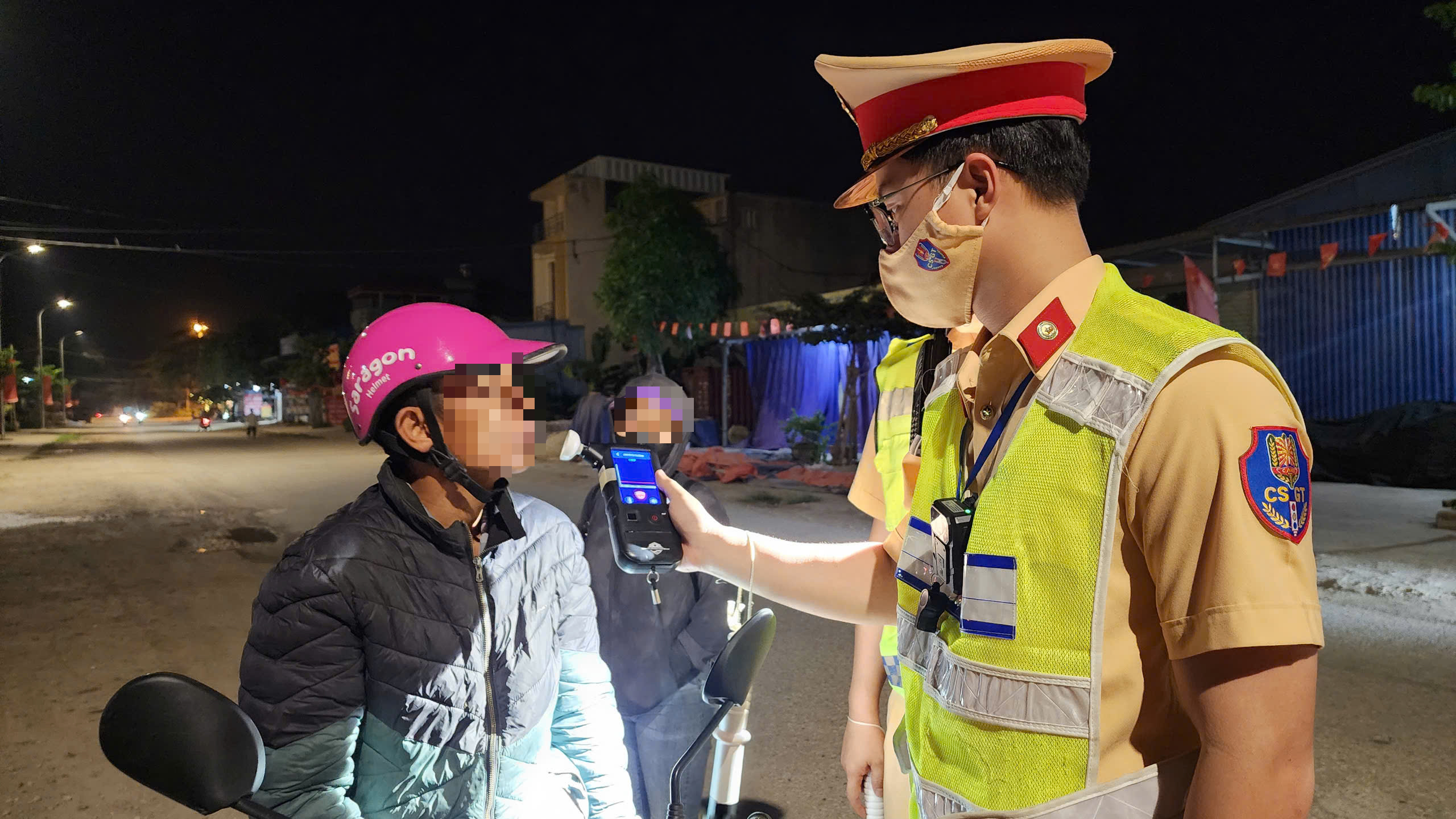 CSGT H&ograve;a B&igrave;nh đến từng nh&agrave; h&agrave;ng tuy&ecirc;n truyền "đ&atilde; uống rượu bia l&agrave; kh&ocirc;ng l&aacute;i xe"- Ảnh 9.