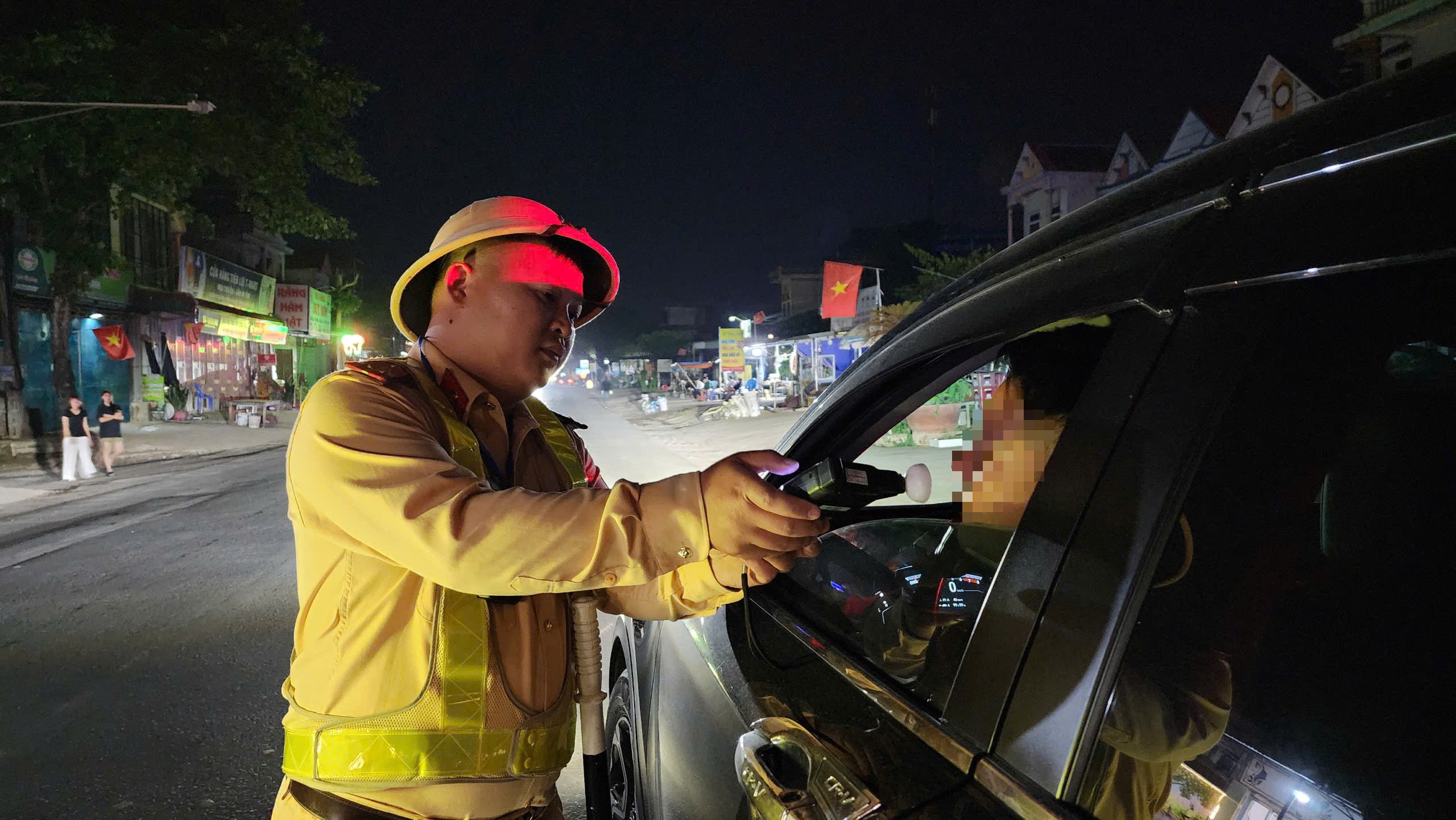 CSGT H&ograve;a B&igrave;nh đến từng nh&agrave; h&agrave;ng tuy&ecirc;n truyền "đ&atilde; uống rượu bia l&agrave; kh&ocirc;ng l&aacute;i xe"- Ảnh 6.