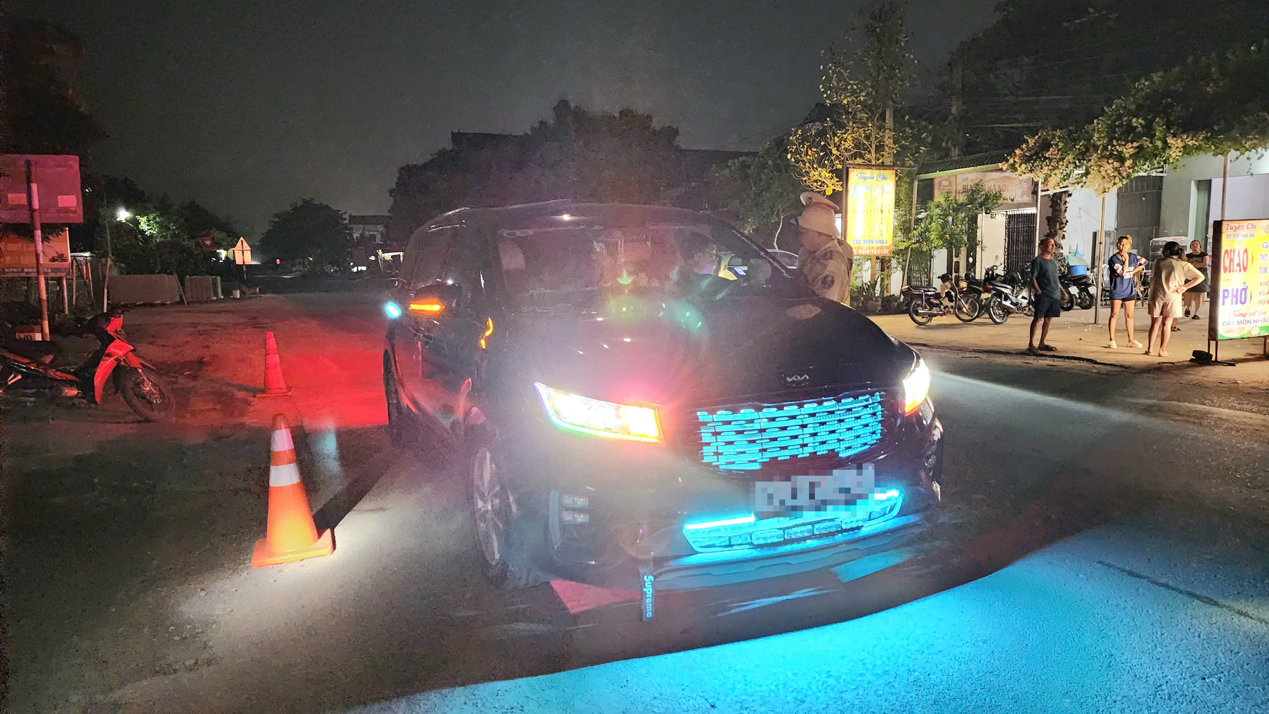 CSGT H&ograve;a B&igrave;nh đến từng nh&agrave; h&agrave;ng tuy&ecirc;n truyền "đ&atilde; uống rượu bia l&agrave; kh&ocirc;ng l&aacute;i xe"- Ảnh 5.