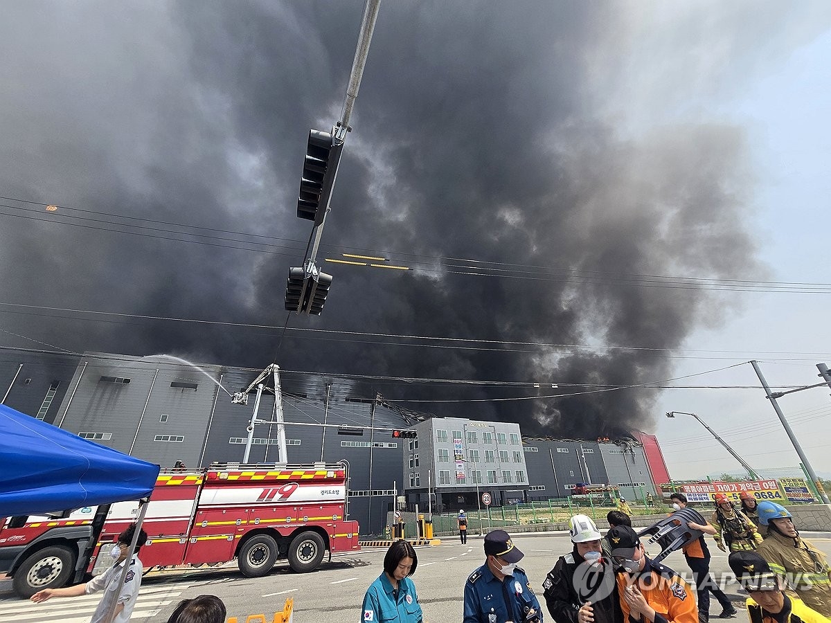 Cháy trung tâm logistics ở Incheon, Hàn Quốc- Ảnh 1. Cháy trung tâm logistics ở Incheon, Hàn Quốc- Ảnh 1.