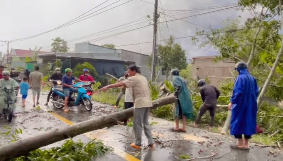 Đồng Nai: Dông lốc lớn khiến nhiều cây đổ, nhà tốc mái ở Định Quán- Ảnh 5. Đồng Nai: Dông lốc lớn khiến nhiều cây đổ, nhà tốc mái ở Định Quán- Ảnh 5.