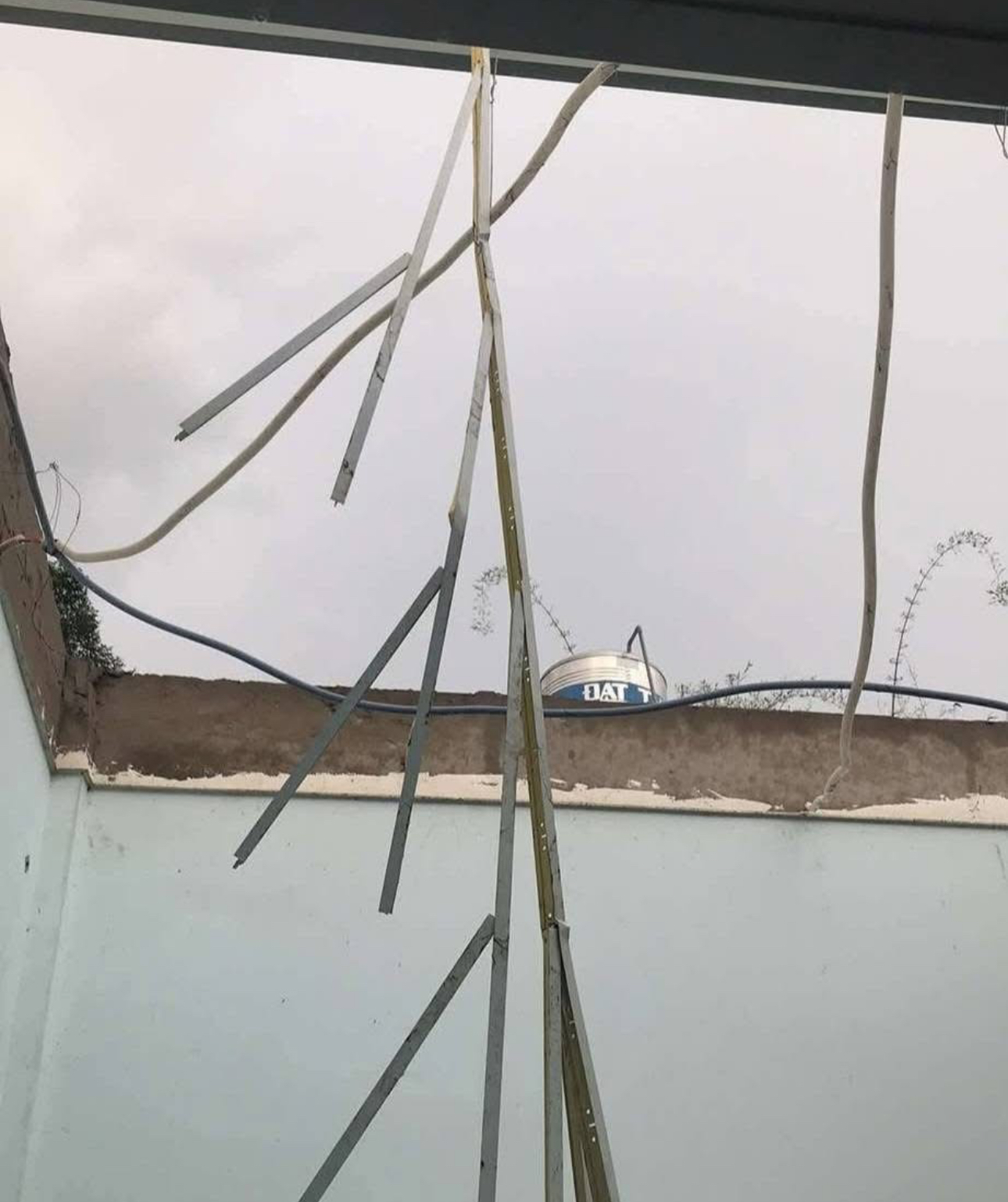 Đồng Nai: Dông lốc lớn khiến nhiều cây đổ, nhà tốc mái ở Định Quán- Ảnh 4. Đồng Nai: Dông lốc lớn khiến nhiều cây đổ, nhà tốc mái ở Định Quán- Ảnh 4.