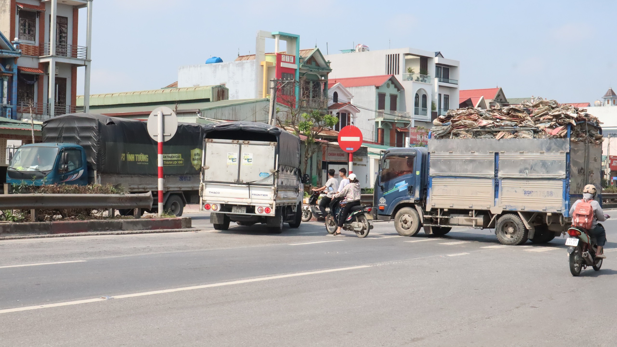 Phương tiện vô tư quay đầu bất chấp biển cấm, tai nạn rình rập trên QL5 qua Hưng Yên- Ảnh 1. Phương tiện vô tư quay đầu bất chấp biển cấm, tai nạn rình rập trên QL5 qua Hưng Yên- Ảnh 1.