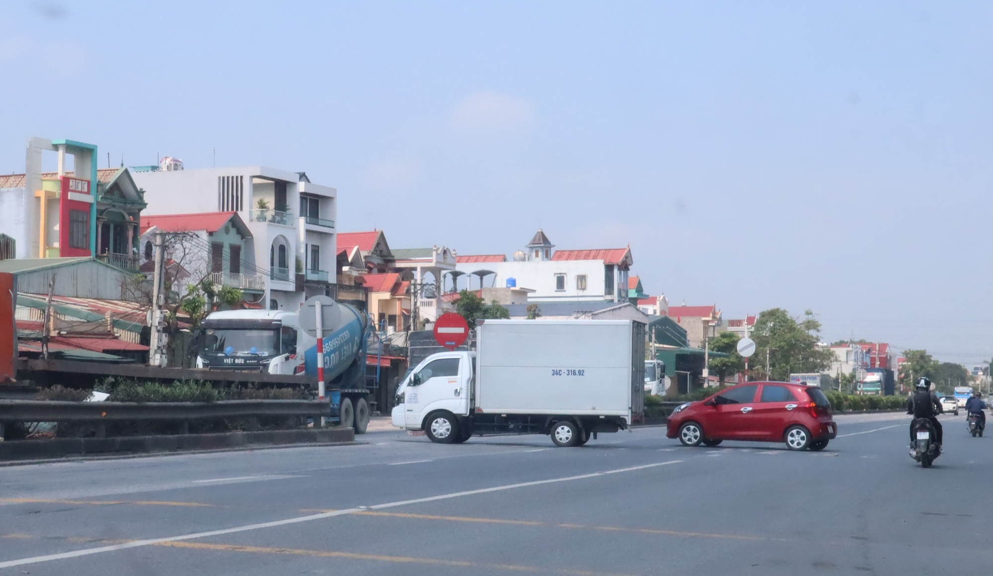 Phương tiện vô tư quay đầu bất chấp biển cấm, tai nạn rình rập trên QL5 qua Hưng Yên- Ảnh 2. Phương tiện vô tư quay đầu bất chấp biển cấm, tai nạn rình rập trên QL5 qua Hưng Yên- Ảnh 2.