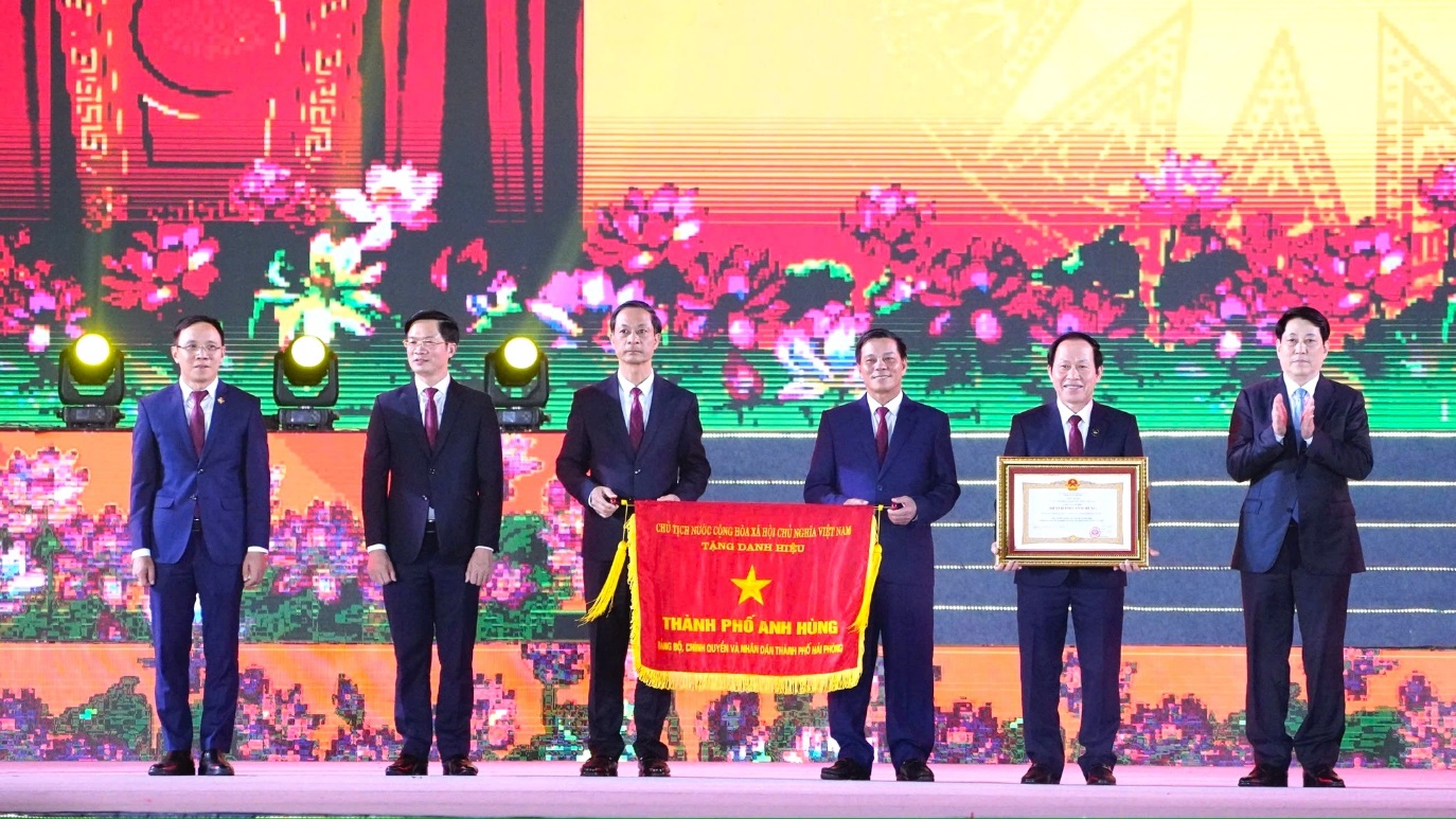 Hải Phòng đón nhận danh hiệu “Thành phố Anh hùng”- Ảnh 3. C:\Users\Admin\AppData\Local\Microsoft\Windows\INetCache\Content.Word\496924406_998160812496782_740139956876953531_n.jpg