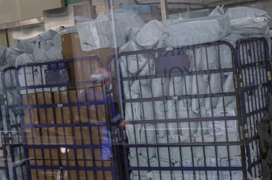 Mỹ giảm hơn một nửa thuế nhập khẩu kiện h&agrave;ng nhỏ từ Trung Quốc- Ảnh 1.