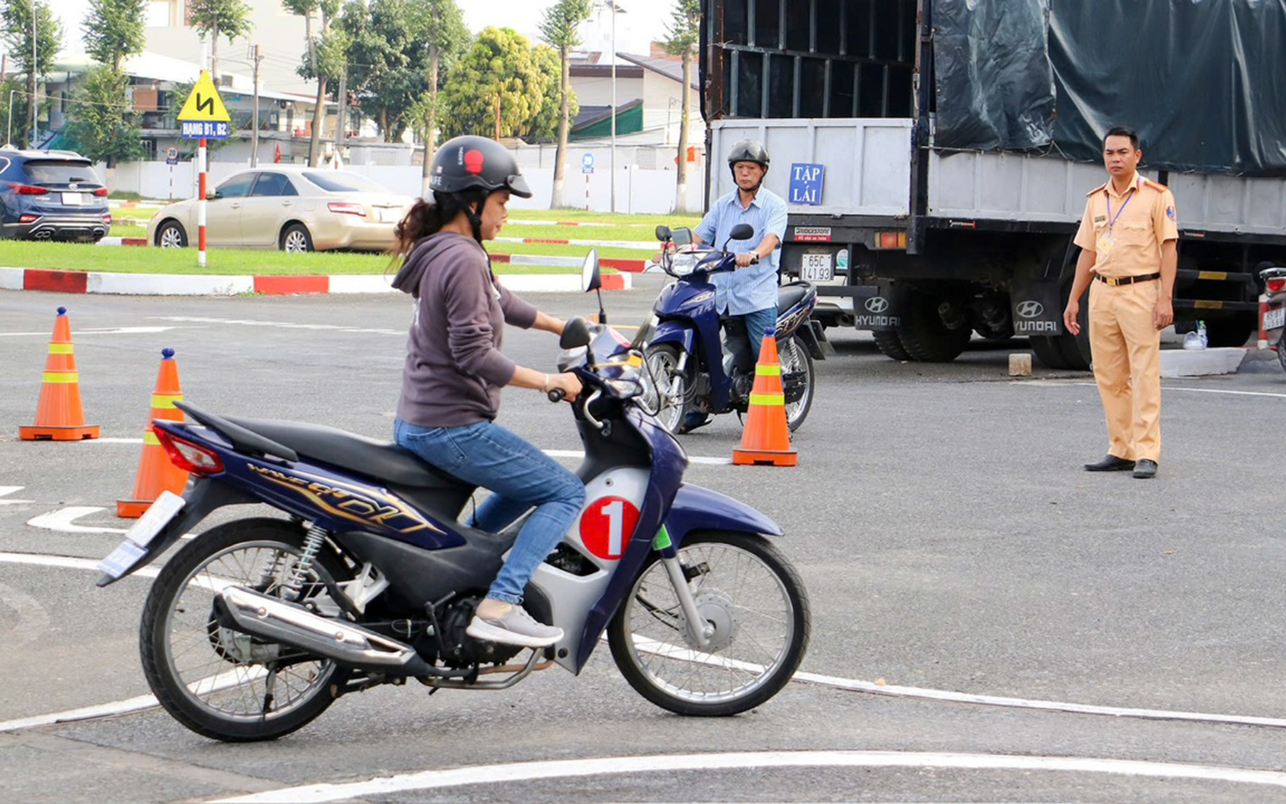 Cảnh s&aacute;t giao th&ocirc;ng tổ chức s&aacute;t hạch l&aacute;i xe thế n&agrave;o?