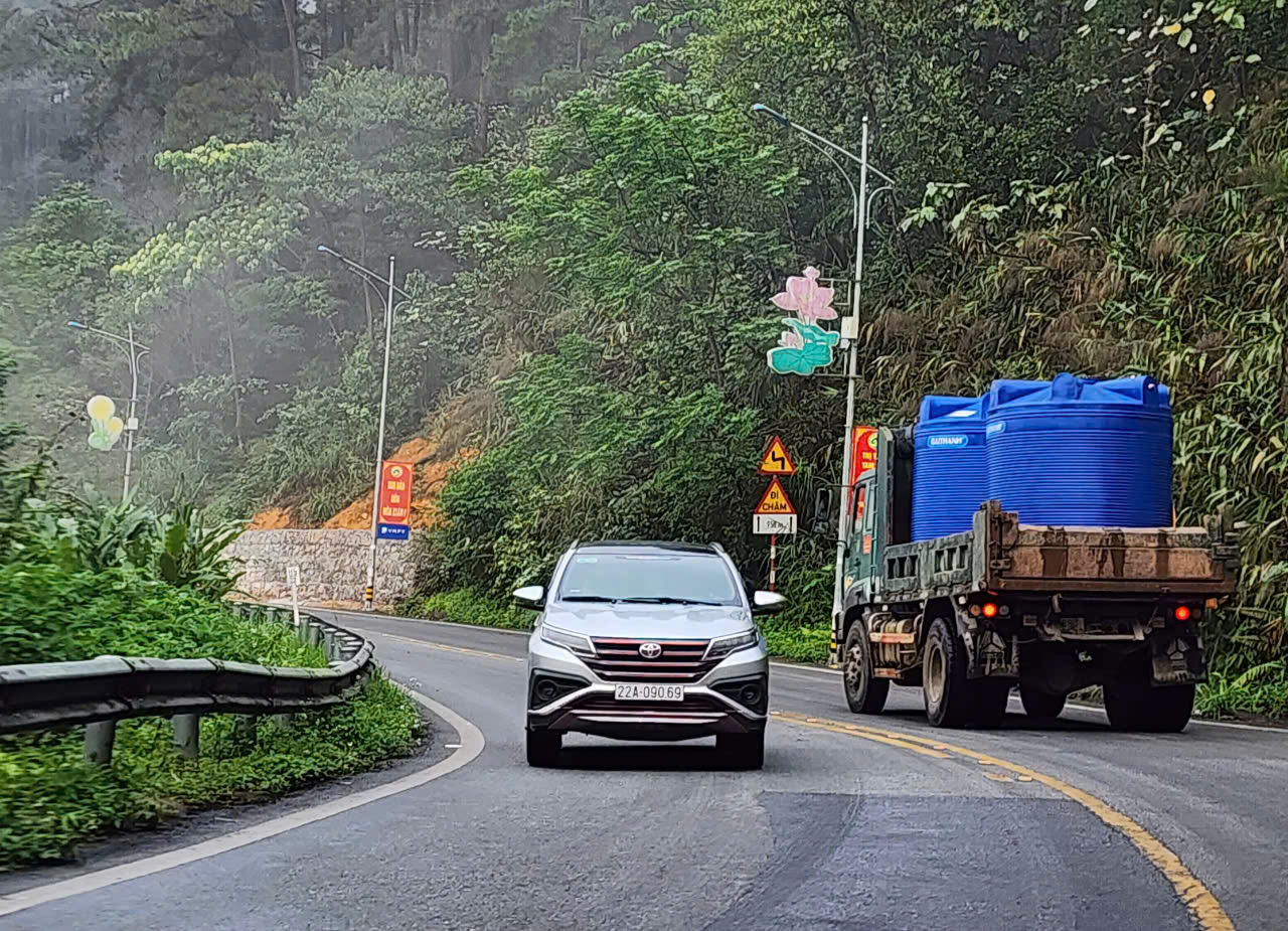 Vĩnh Phúc: Đồng loạt nhiều giải pháp sau liên tiếp tai nạn trên đường đèo Tam Đảo- Ảnh 1. Vĩnh Phúc: Đồng loạt nhiều giải pháp sau liên tiếp tai nạn trên đường đèo Tam Đảo- Ảnh 1.