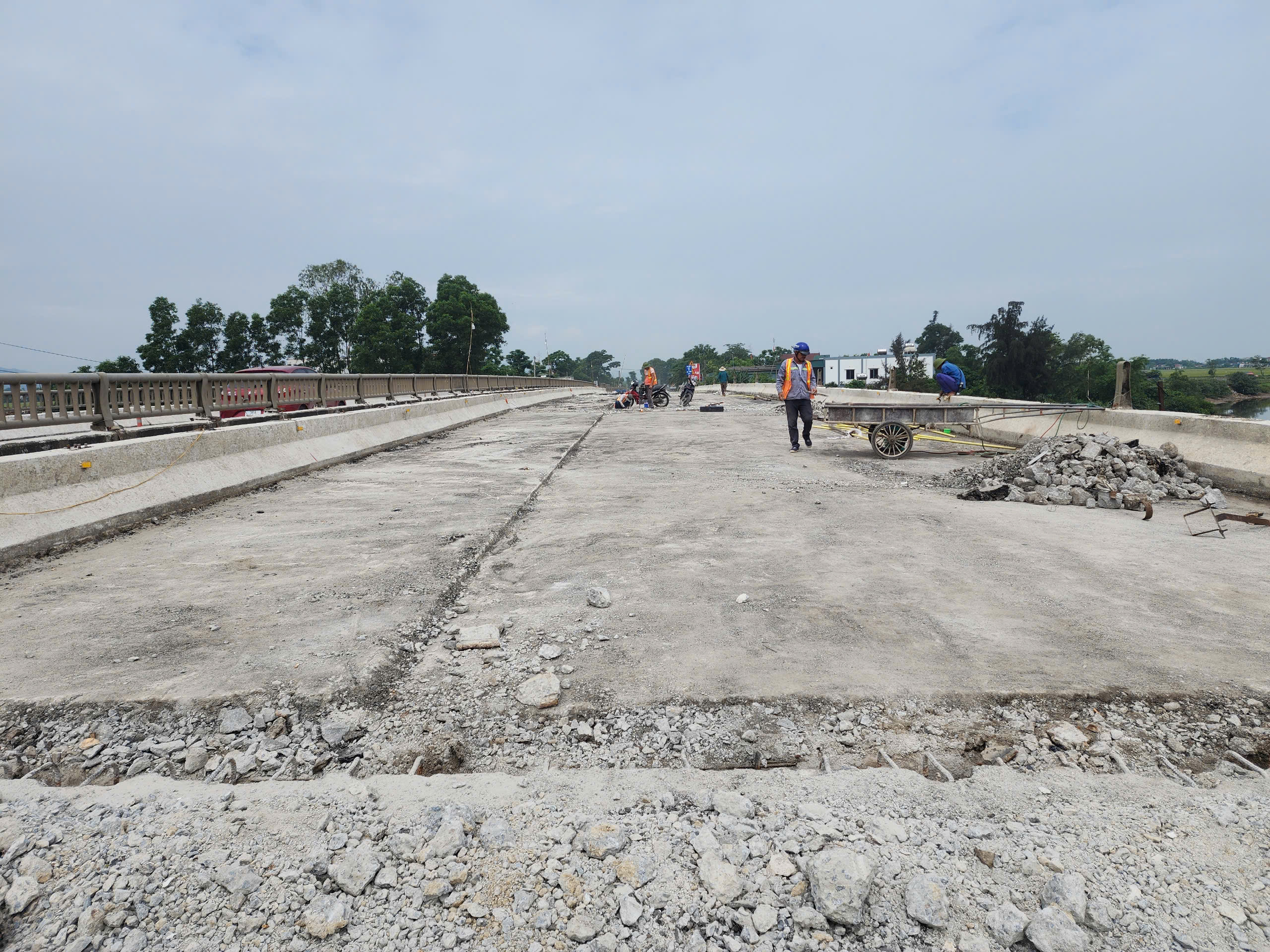 Nhiều mũi thi c&ocirc;ng sửa chữa cầu R&aacute;c, đảm bảo an to&agrave;n quốc lộ 1A qua H&agrave; Tĩnh- Ảnh 4.