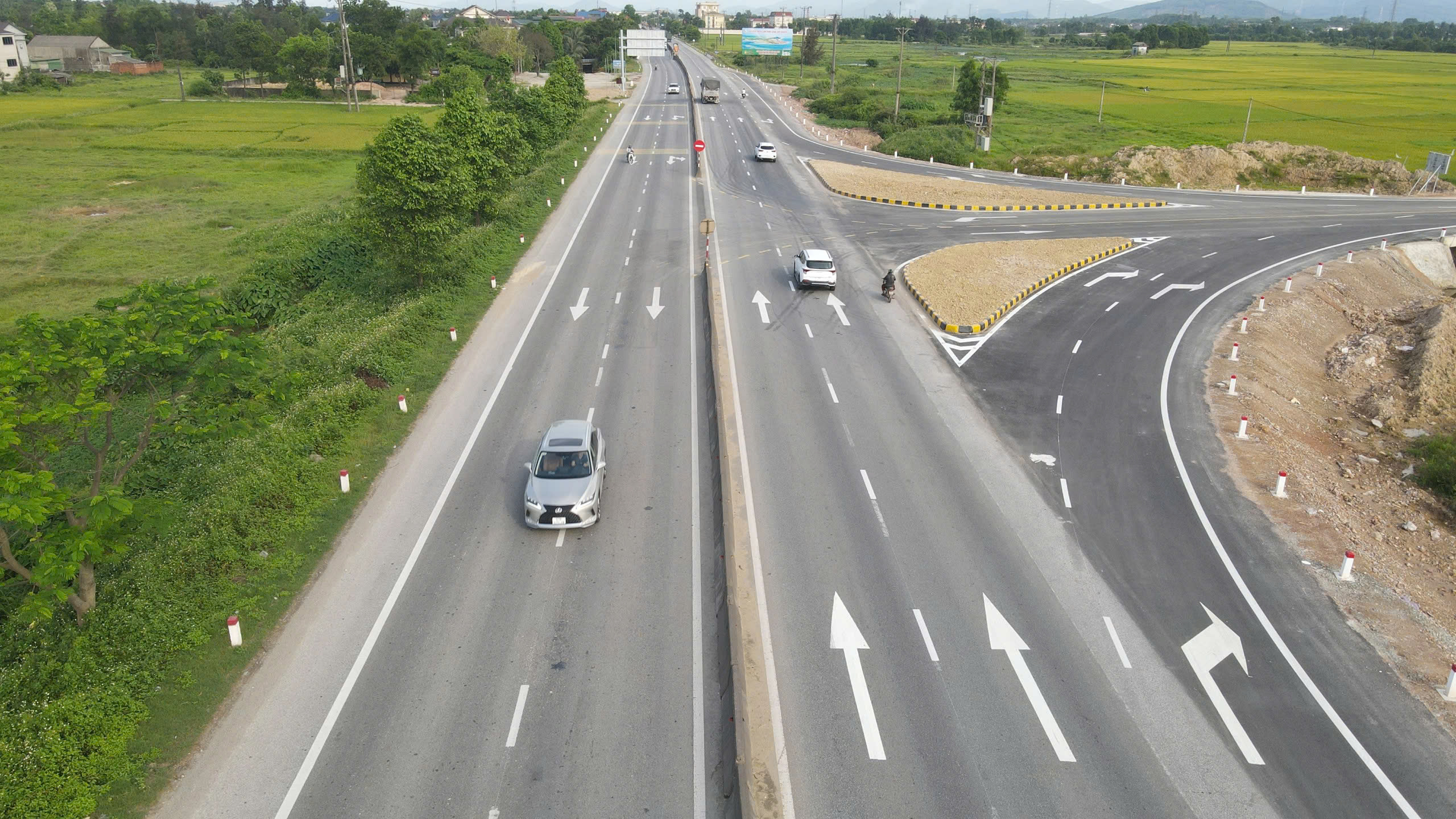 Bổ sung biển b&aacute;o, đ&egrave;n chiếu s&aacute;ng tại c&aacute;c điểm giao cắt cao tốc qua H&agrave; Tĩnh- Ảnh 1.