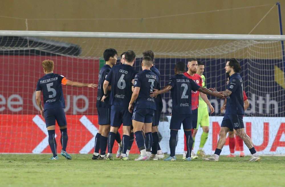 CAHN bị nh&agrave; v&ocirc; địch Th&aacute;i Lan cầm h&ograve;a, s&acirc;n H&agrave;ng Đẫy đ&oacute;ng cửa sớm do xuất hiện v&eacute; giả- Ảnh 2.