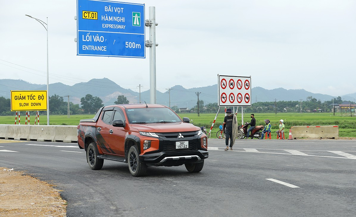 Bổ sung biển b&aacute;o, đ&egrave;n chiếu s&aacute;ng tại c&aacute;c điểm giao cắt cao tốc qua H&agrave; Tĩnh- Ảnh 2.