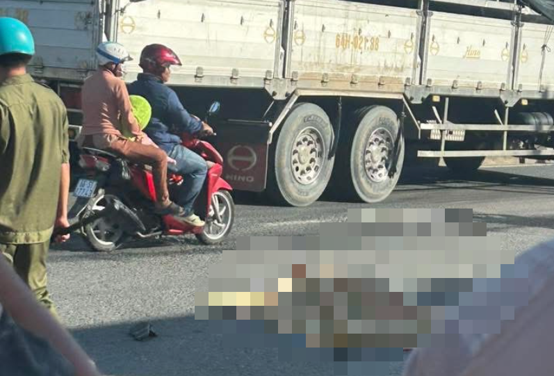 Long An: Người phụ nữ ngã xuống đường tử vong sau cú tránh xe đi ngược chiều- Ảnh 1. Long An: Người phụ nữ ngã xuống đường tử vong sau cú tránh xe đi ngược chiều- Ảnh 1.